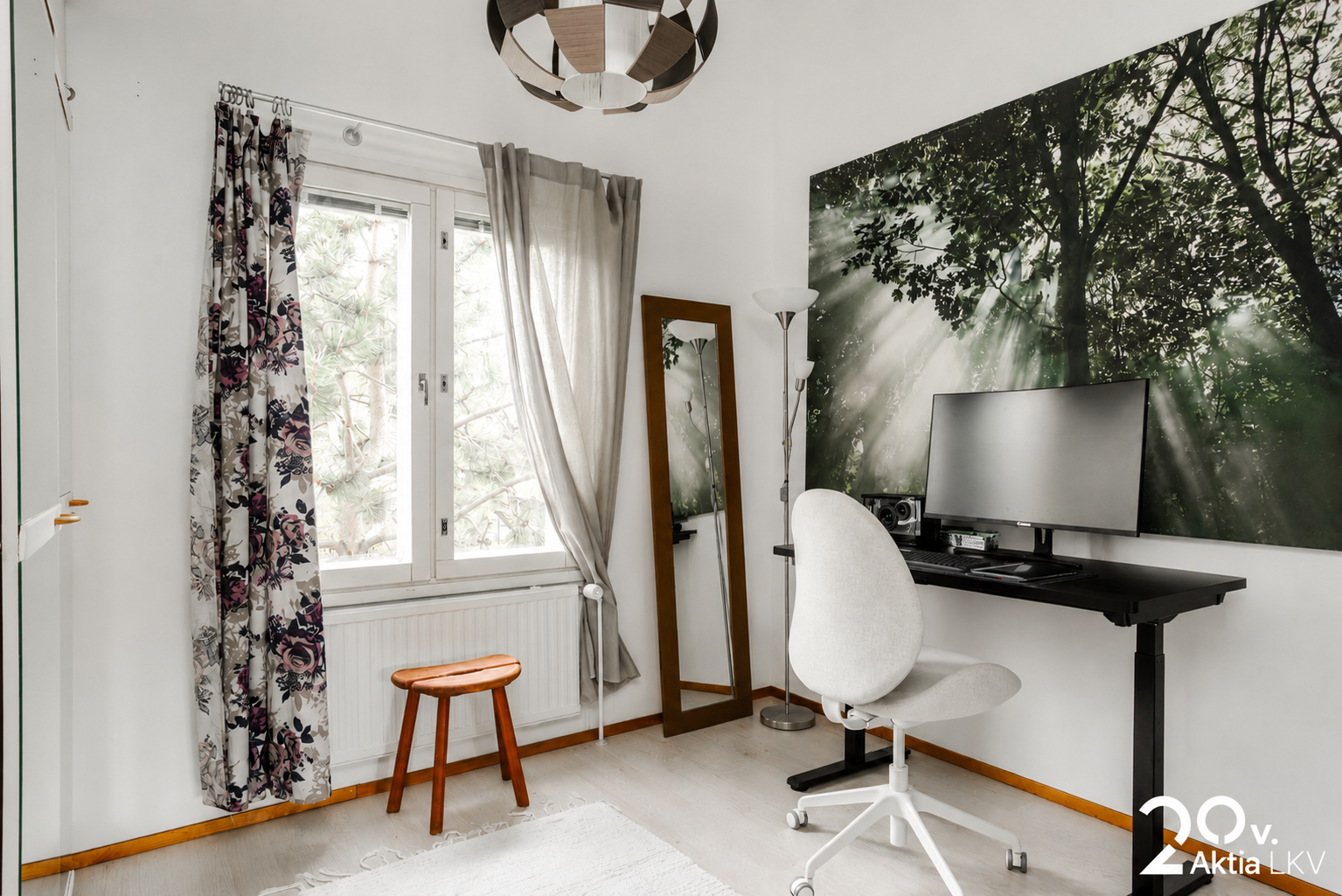 Yläkerran iso makuuhuone