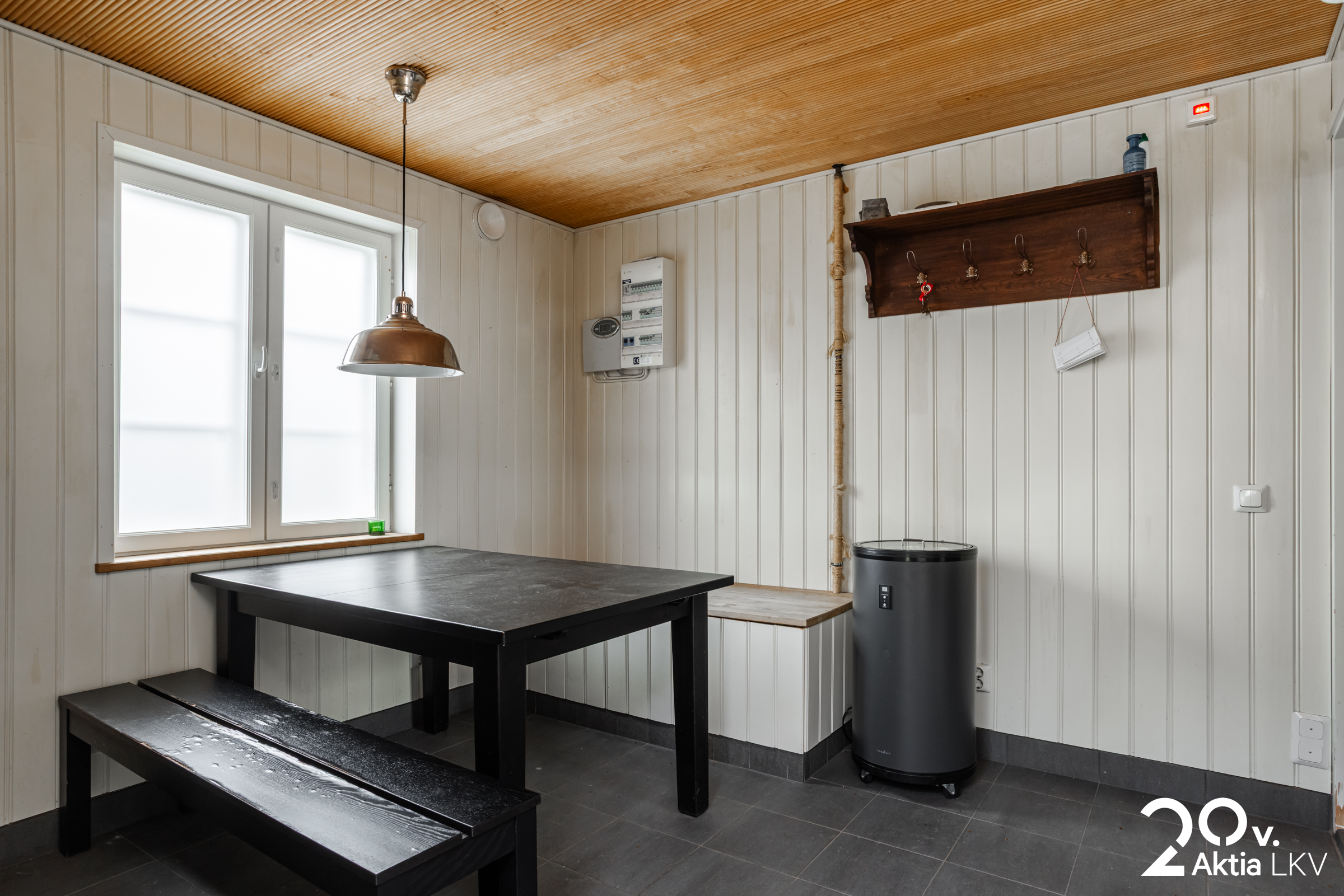 Yhtiön pihasaunan pukuhuone