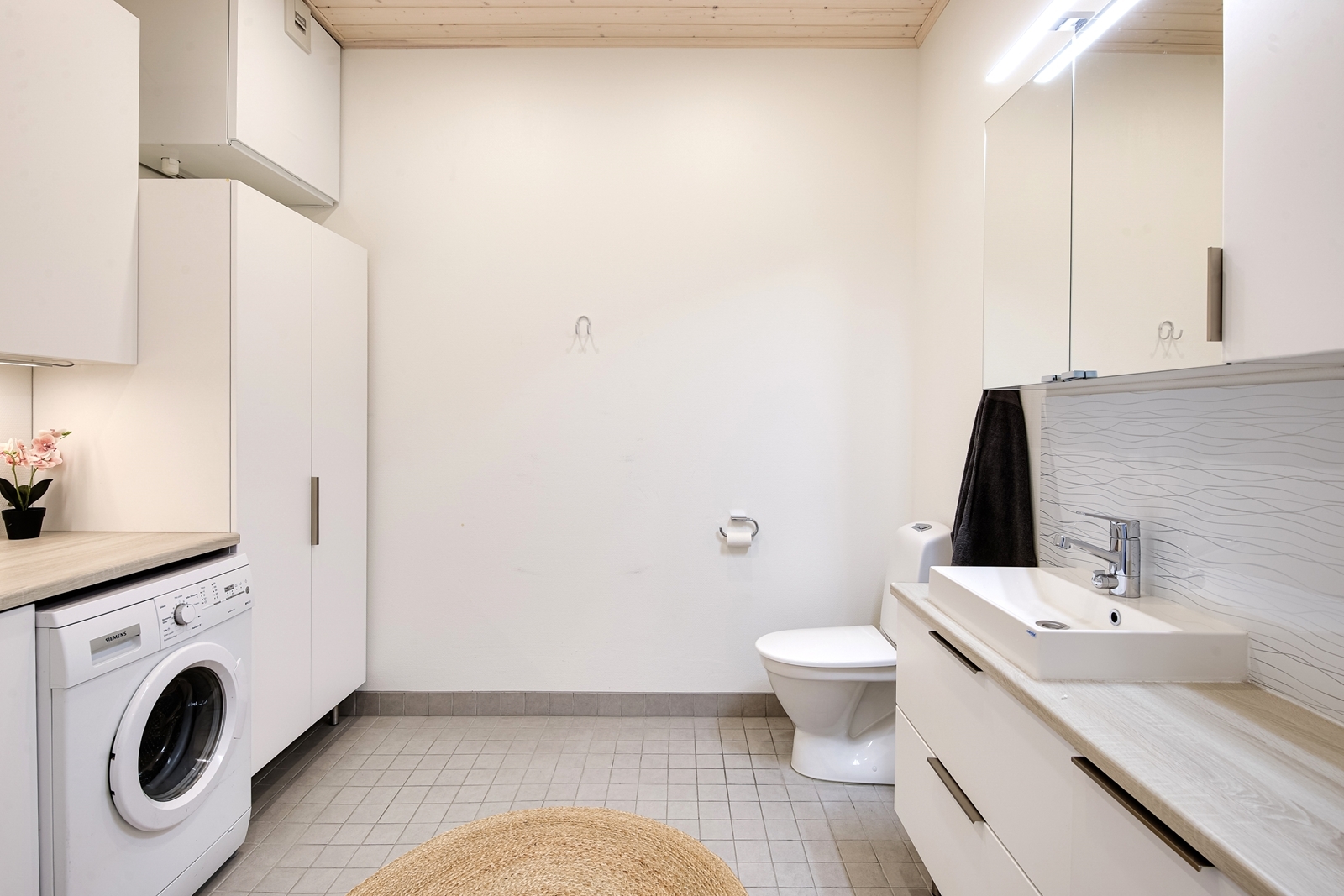 Erillinen wc ja kodinhoitohuone / Separata wc och hemvårdsrum