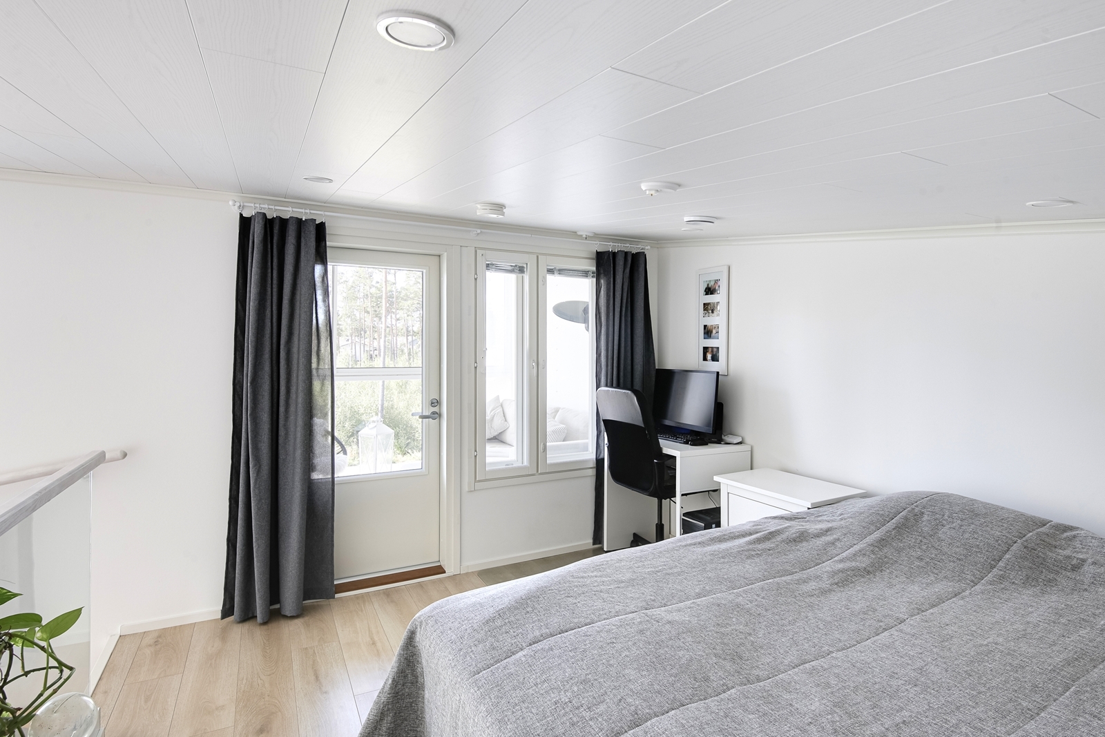 Parvelta parvekkeelle / Från loftet till balkongen