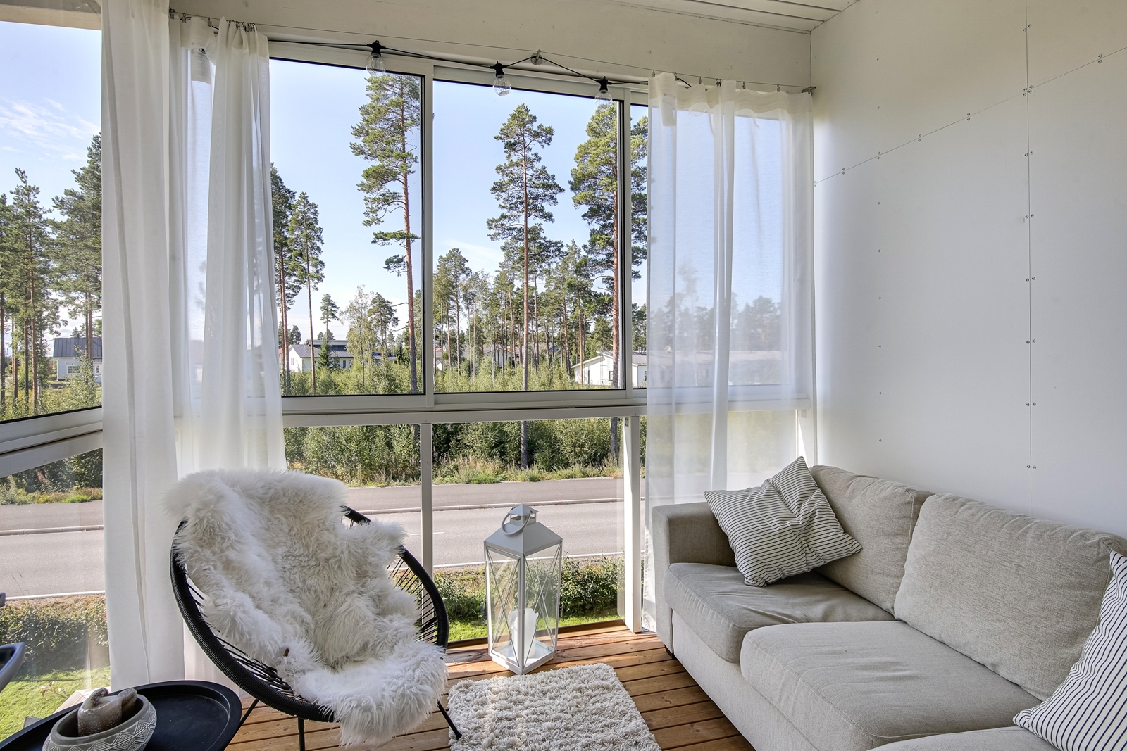 Osa terassista lasitettu / Del av terassen är inglasad