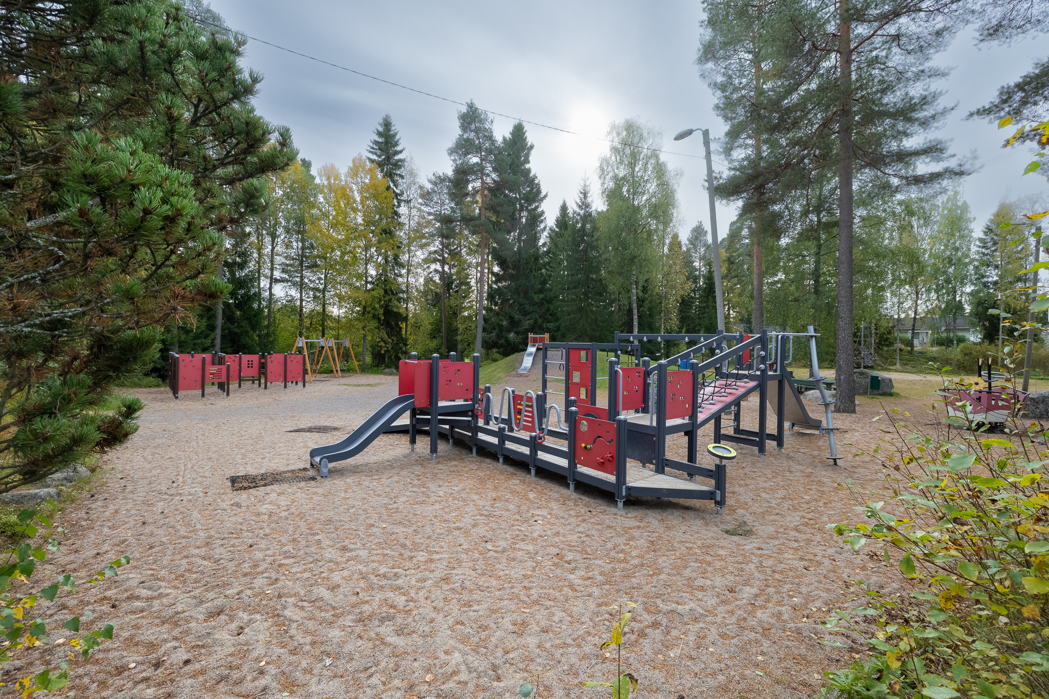 Yleinen leikkipuisto vieressä / Allmän lekpark intill