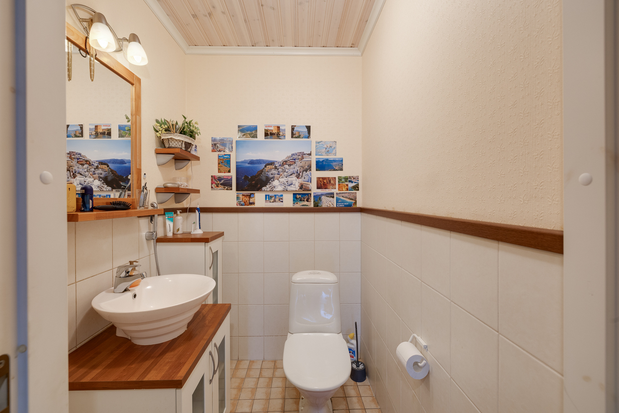 Alakerran erillinen wc / Separata wc på nedre våningen