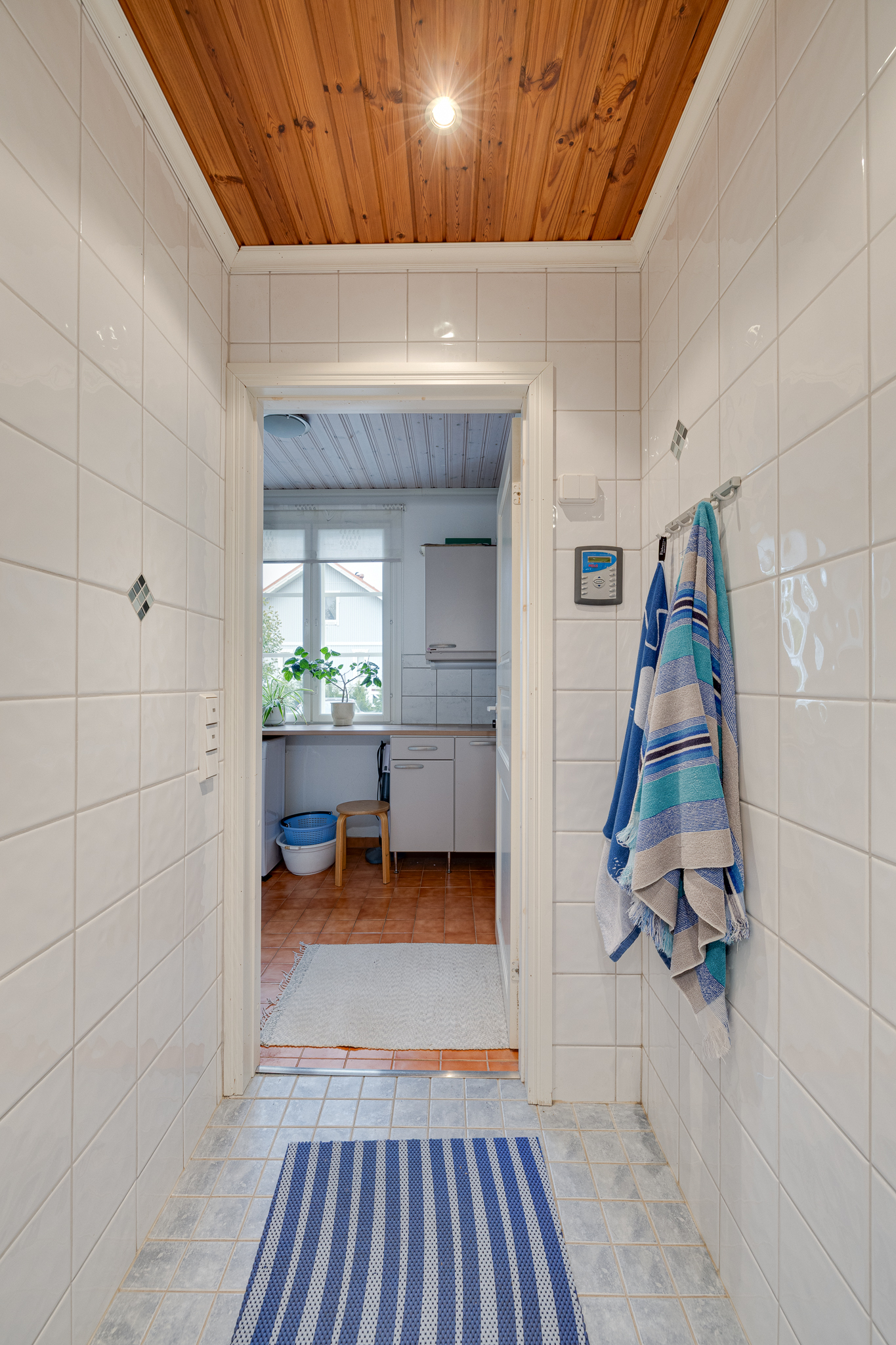 Käynti kylpyhuoneeseen / Ingång till badrummet