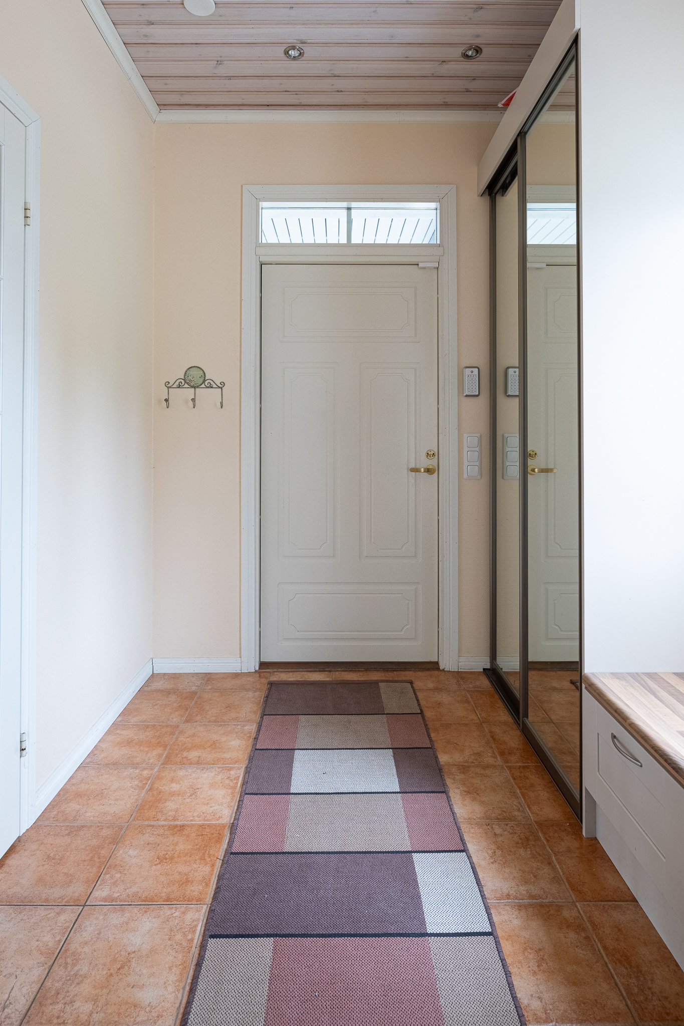 Pääsisäänkäynti kuistin kautta / Huvudingången via verandan