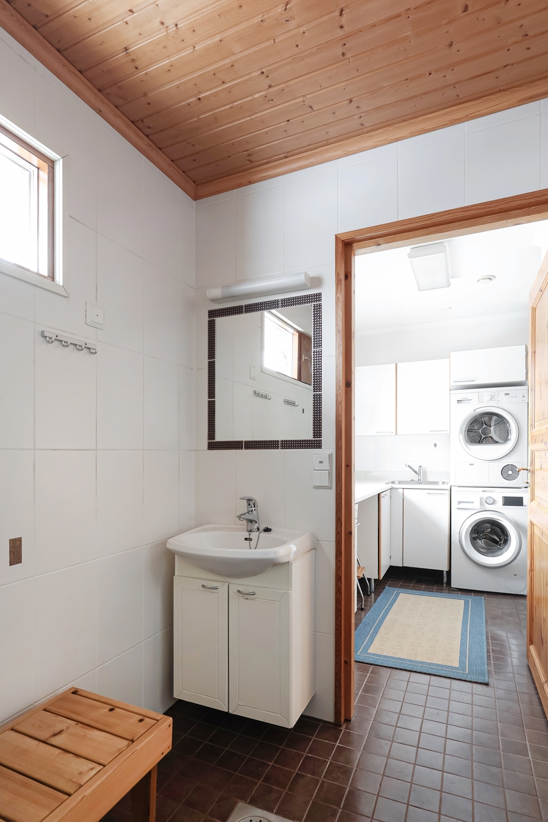 Kylpyhuone saunan kanssa / Badrum med bastu