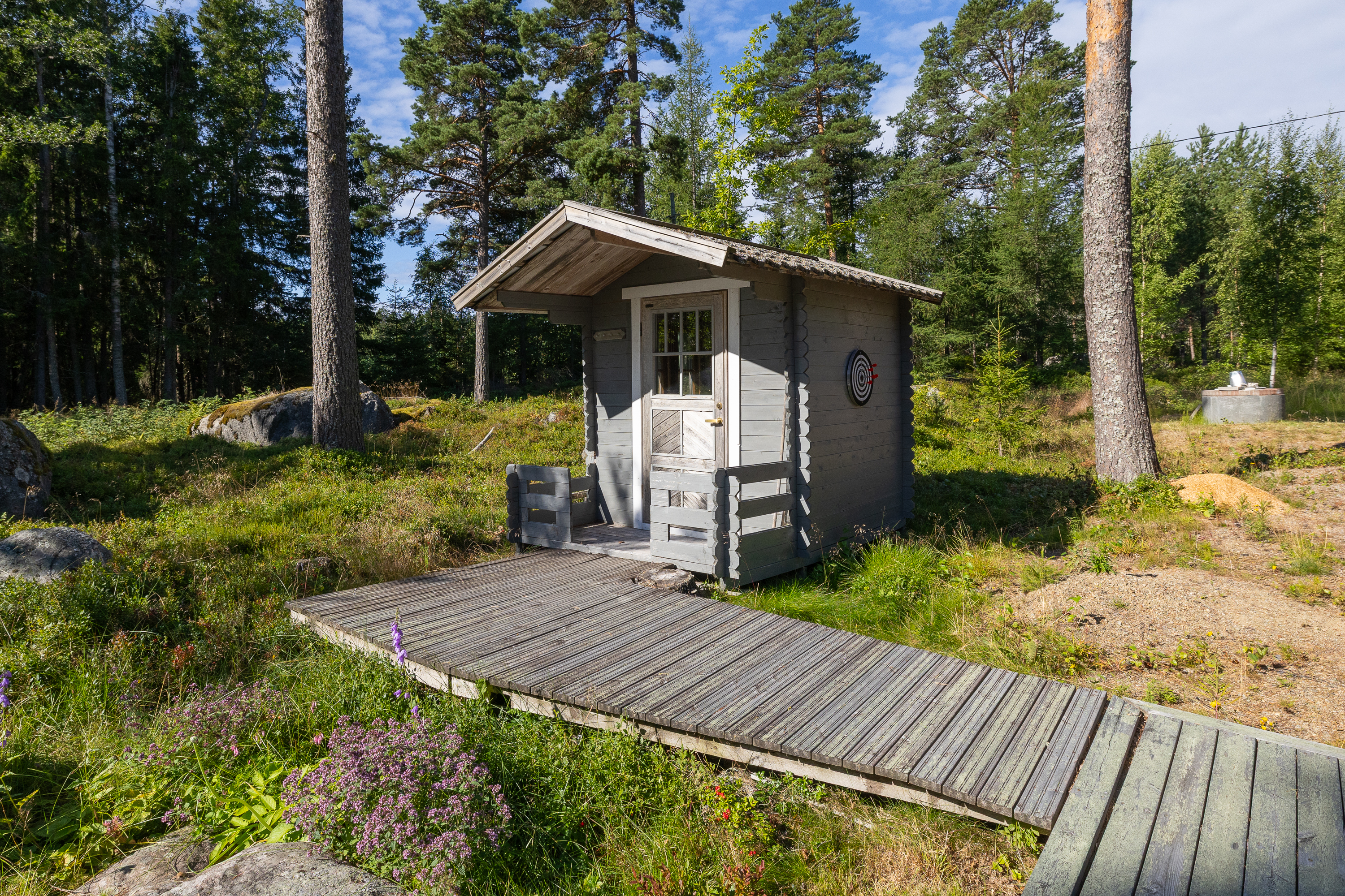 Mökin viereinen wc / Wc intill stugan