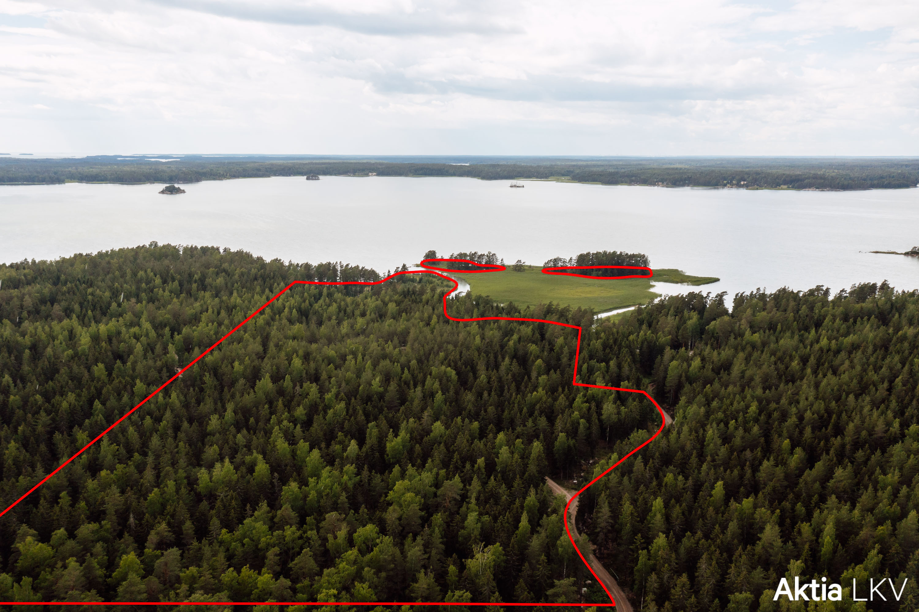 Koko myytävä alue noin 13 ha.