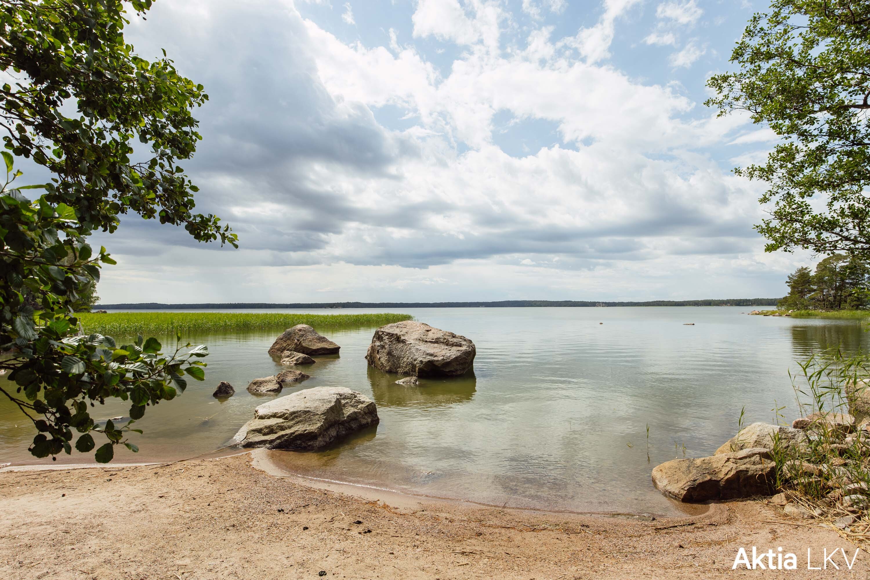 Hiekkarannalta upeat näkymät länteen.