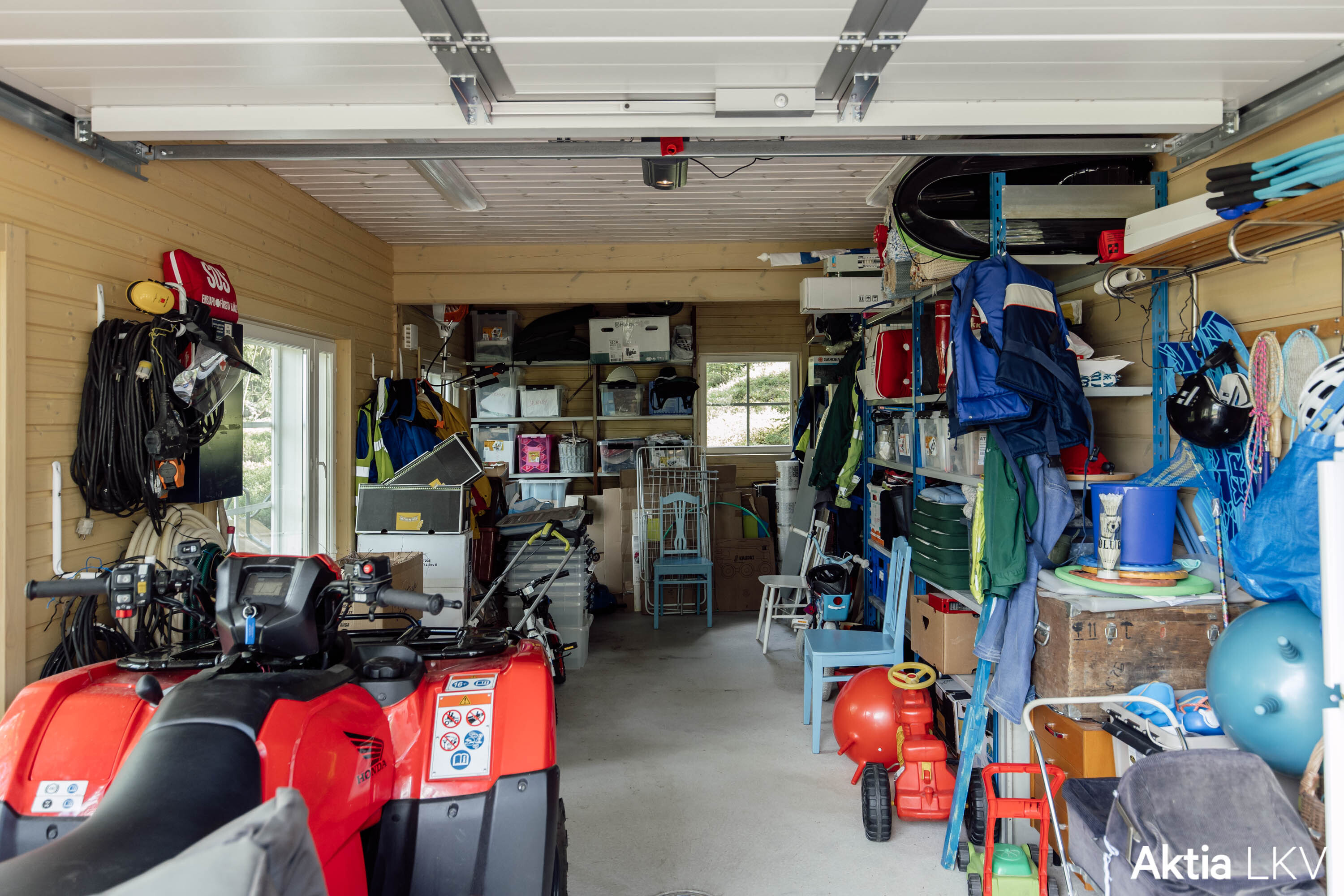 Autotalli osa Lyckobon autotalli/varasto/työpajasta.