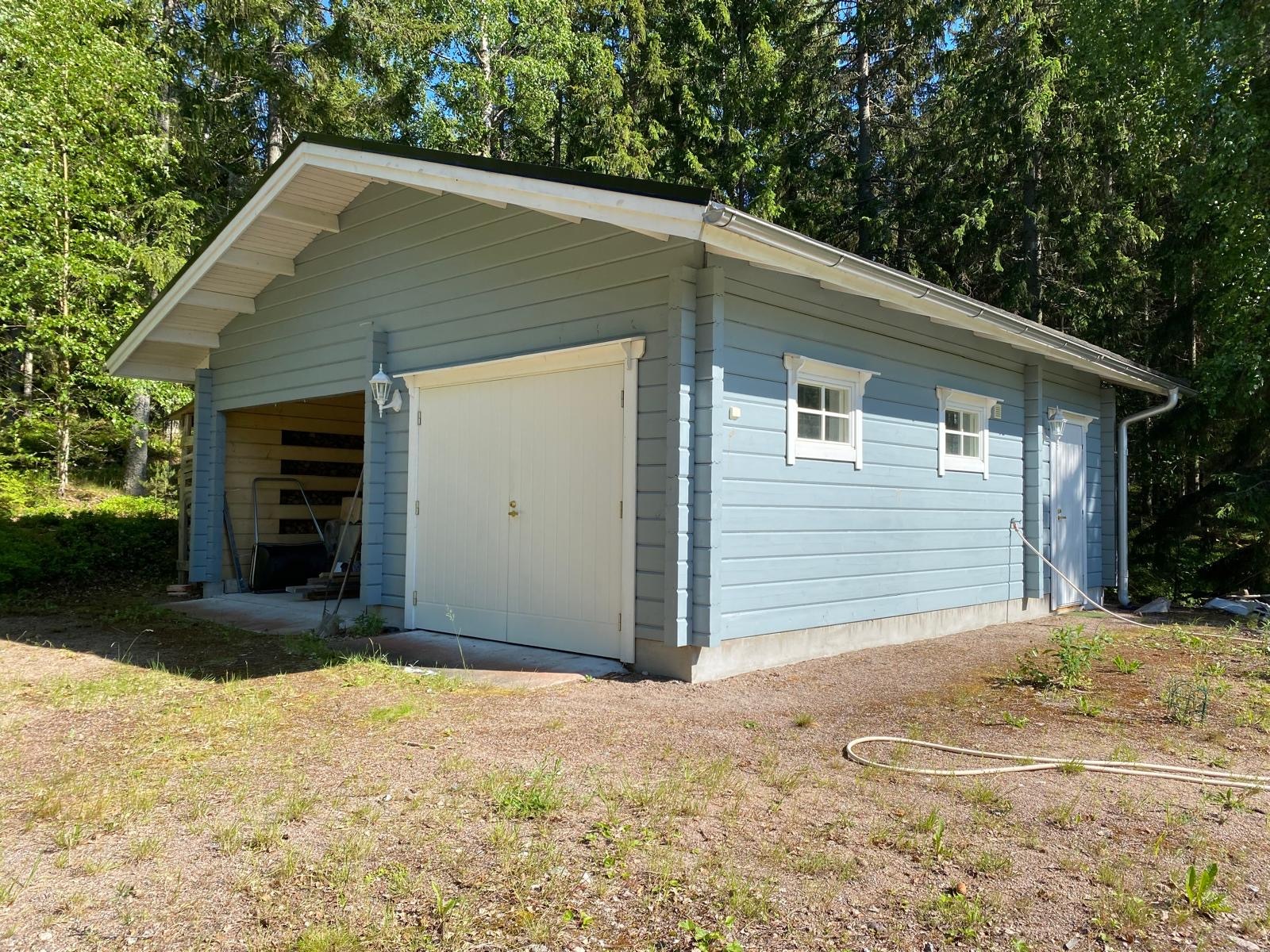 Villa Sandvikin autotalli/-katos.