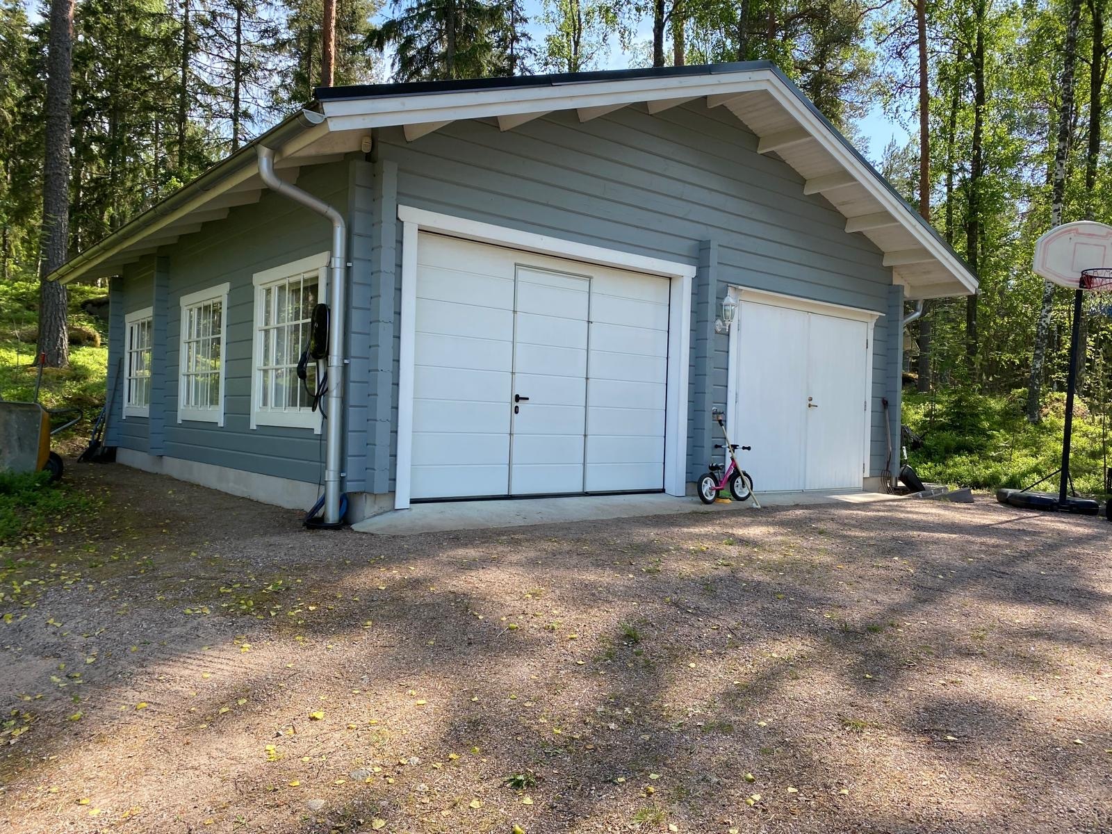 Lyckobon autotalli/varasto/työpaja.