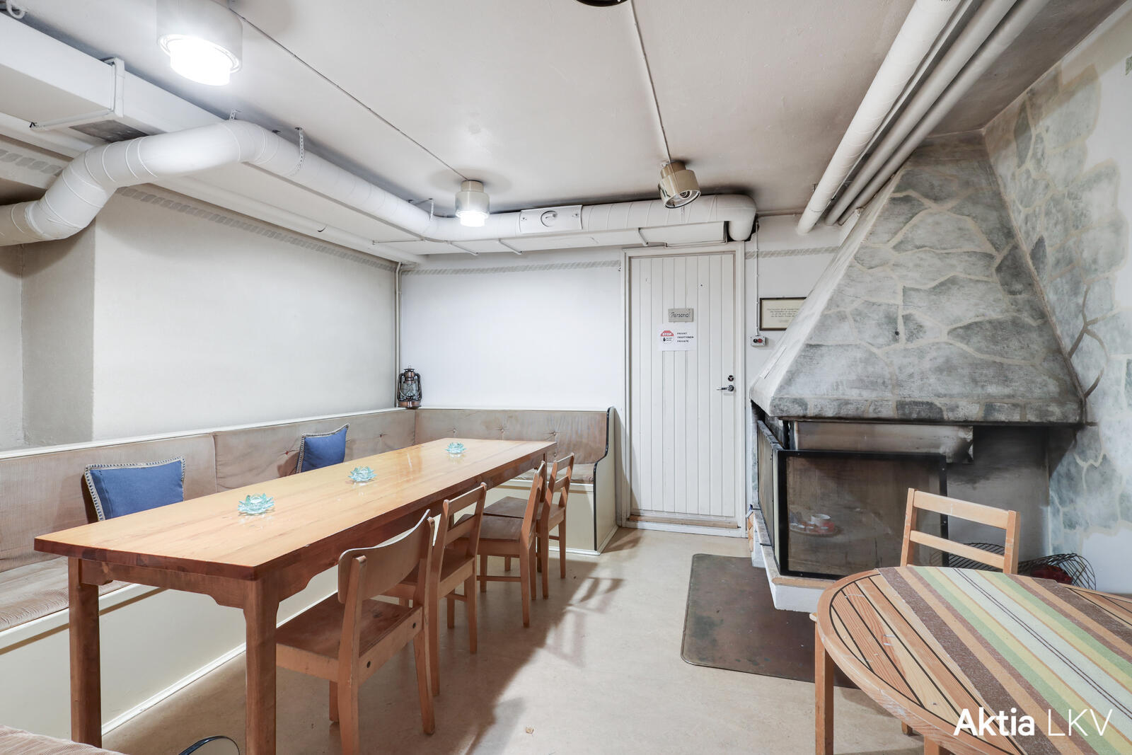 takkahuone kellarissa saunan ulkopuolella