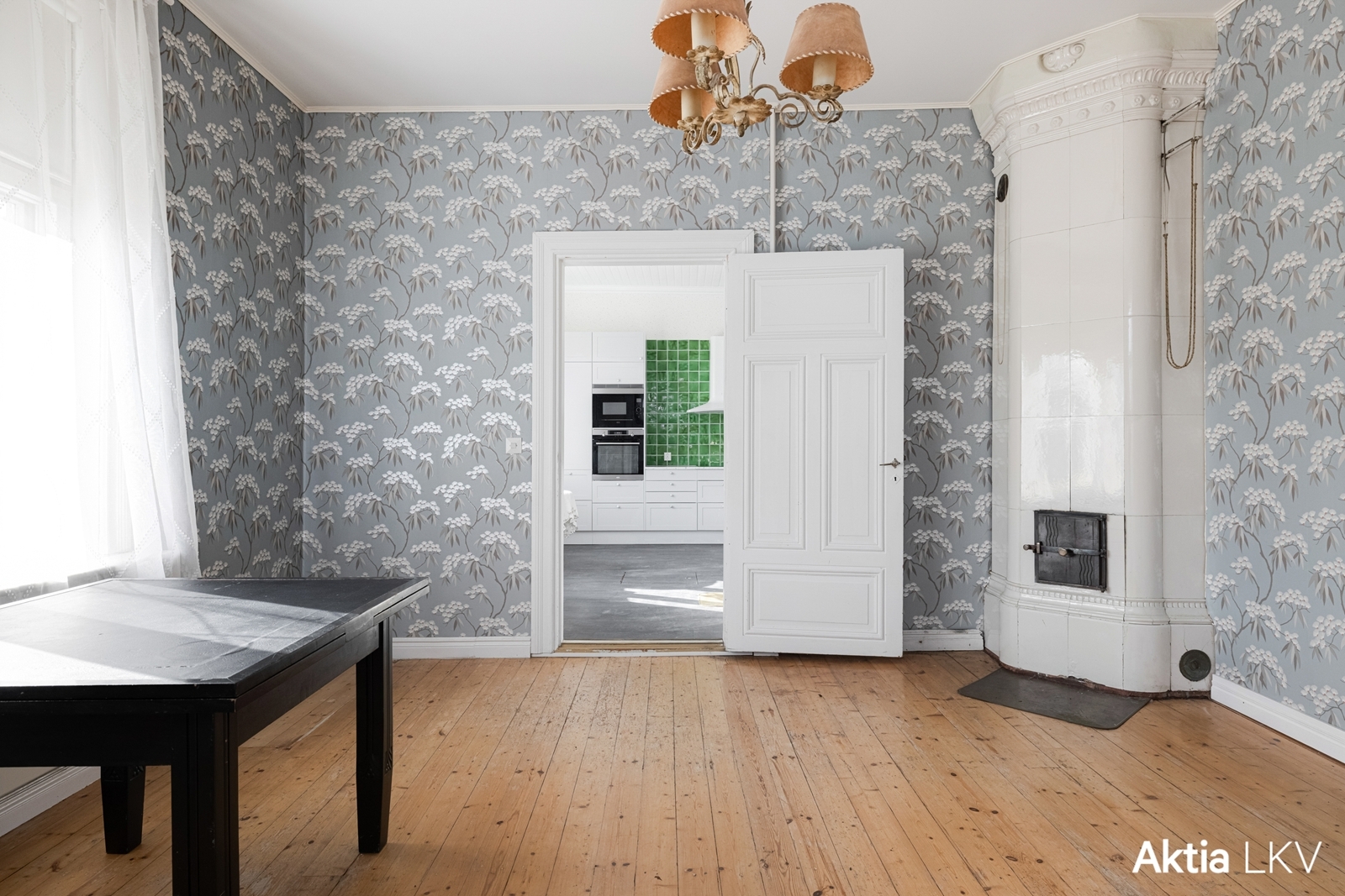 Alakerran makuuhuone kakluuneineen (sopii myös työhuoneena).