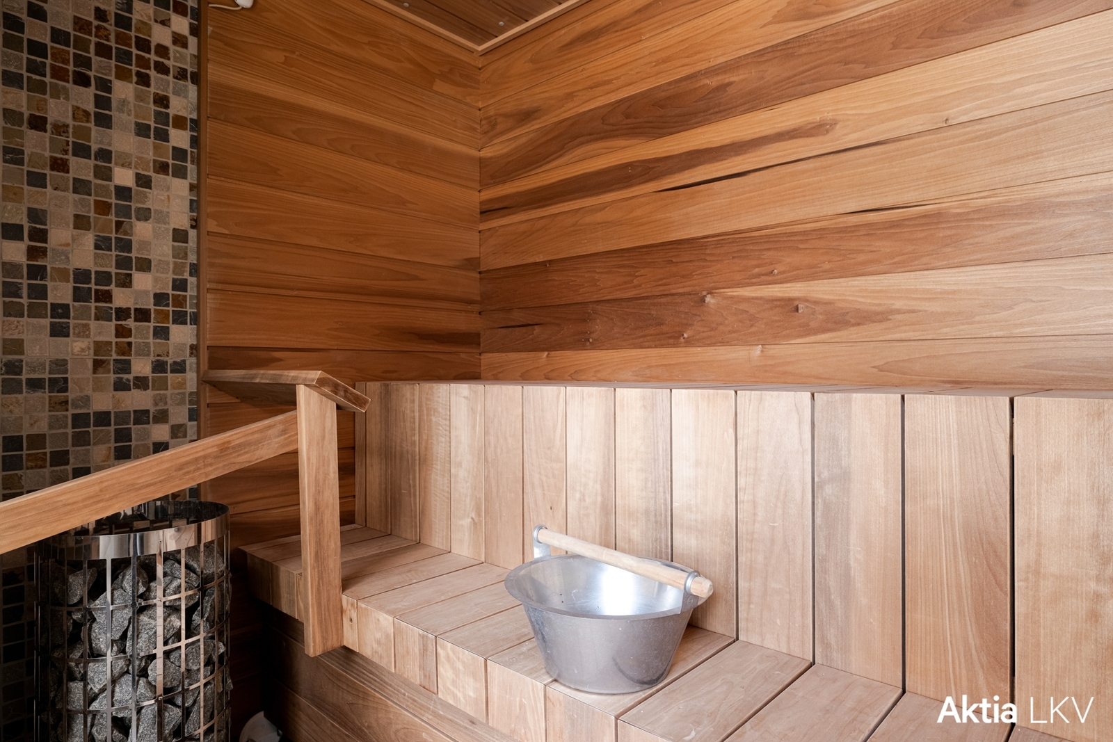 Upea löylyhuone hienolla kiukaalla.