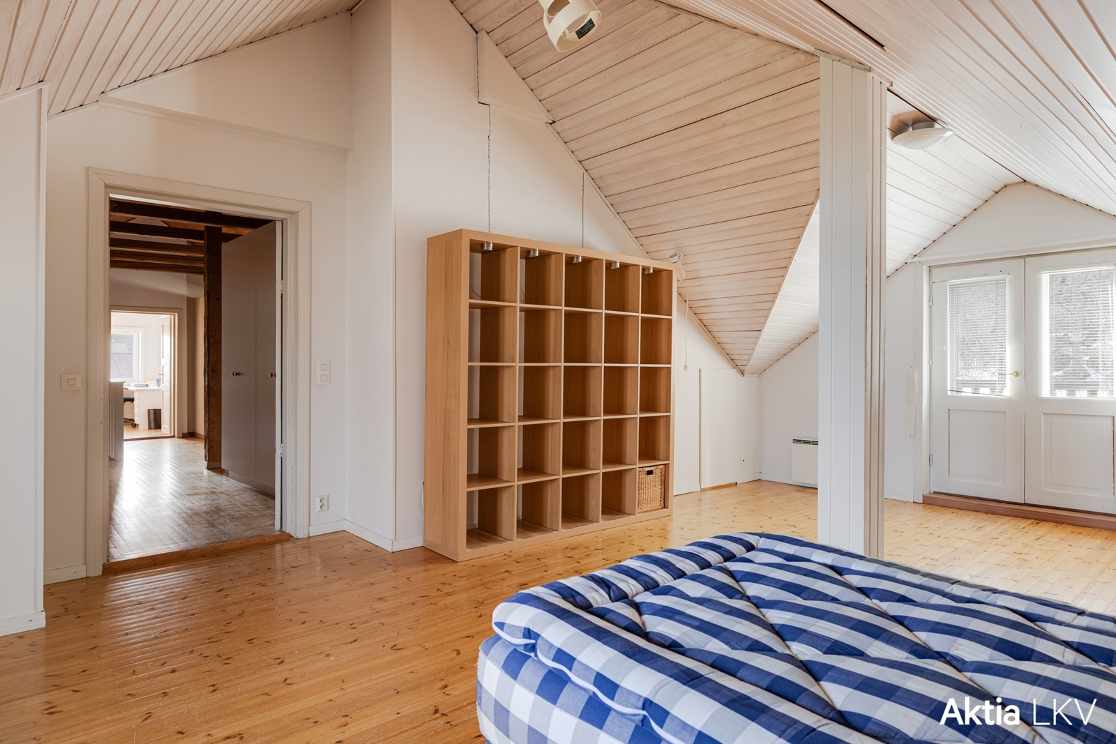 Valtava "Major Bedroom" makuuhuone.