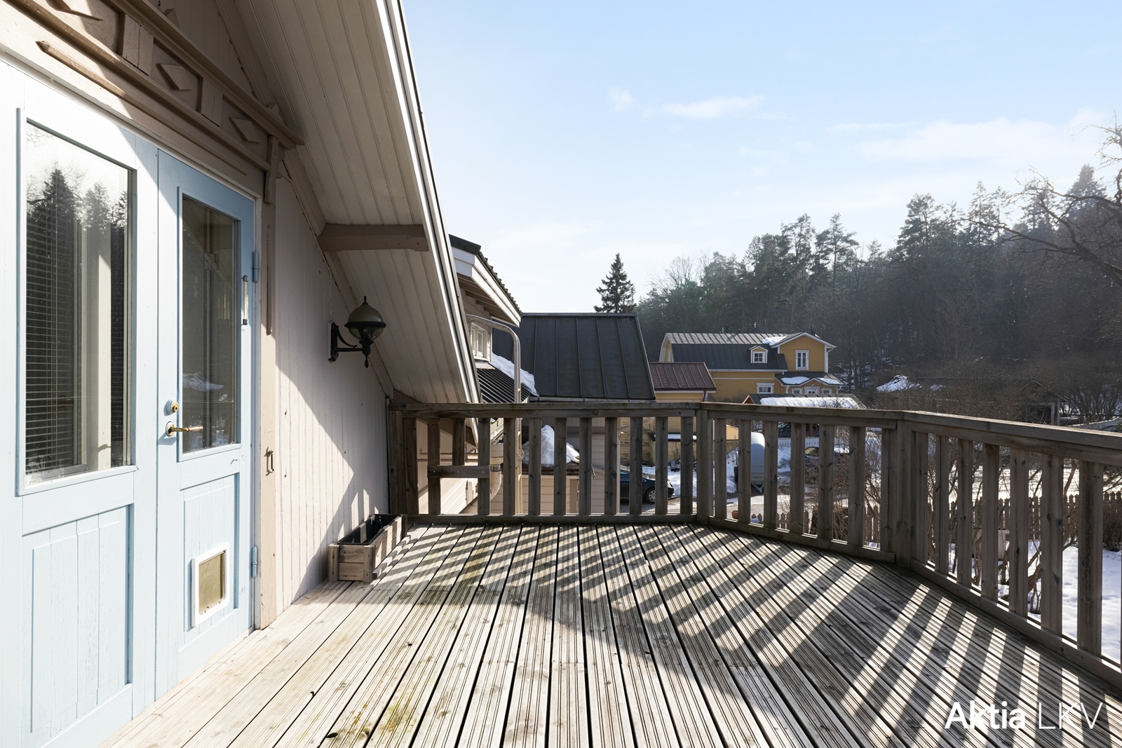 Päämakuuhuoneesta suora kulku valtavan kokoiselle parvekkeelle.