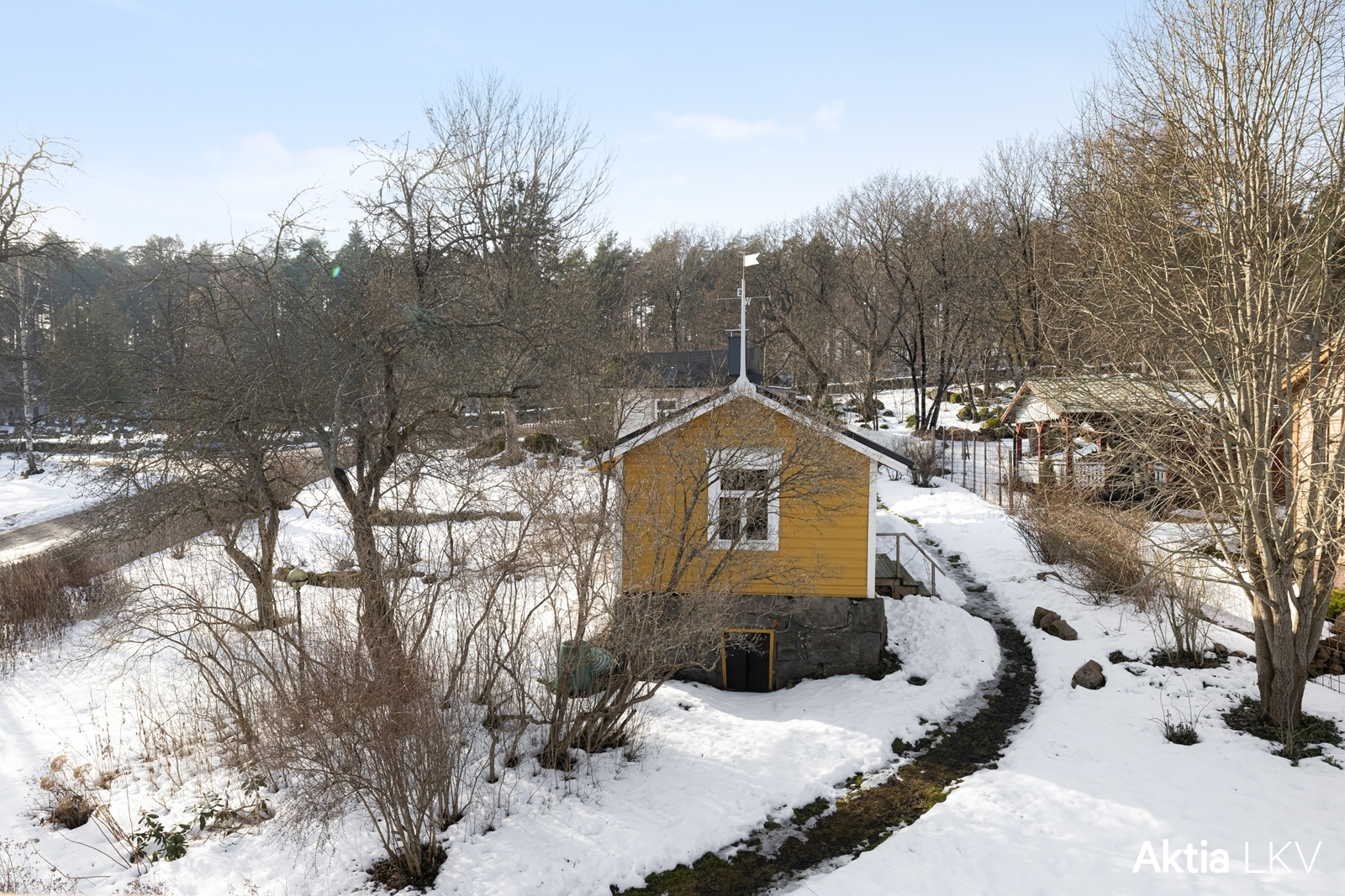 Puutarhapiha 1521m2.