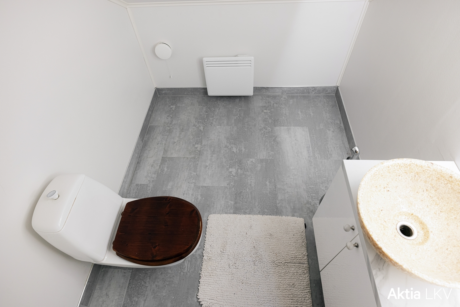 Yläkerran uusittu erillis-wc.