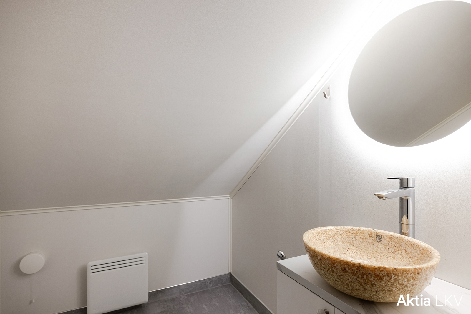 Materiaaleissa ei olla säästetty (yhdestä kivestä tehty vesiallas).