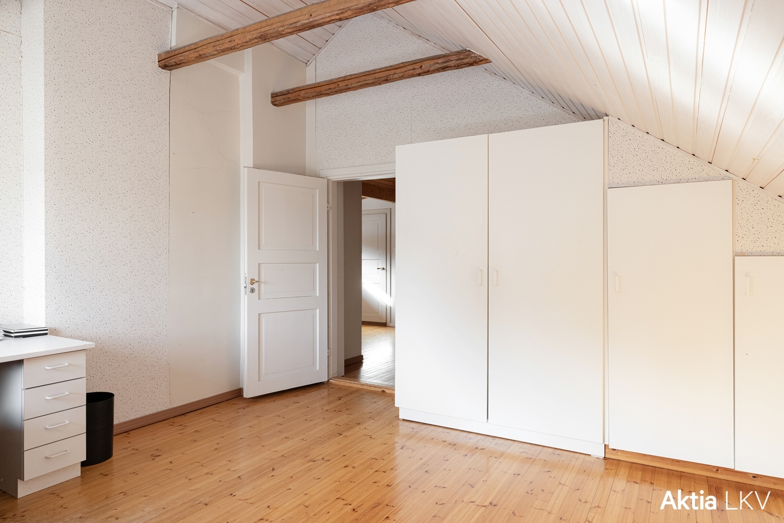 Makuuhuone (toimii hyvin myös työhuoneena).