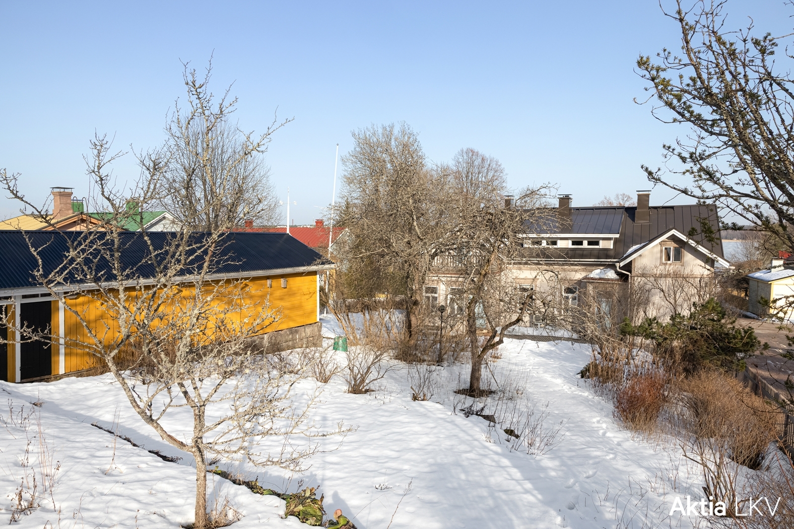 Puutarhapiha vajoineen.