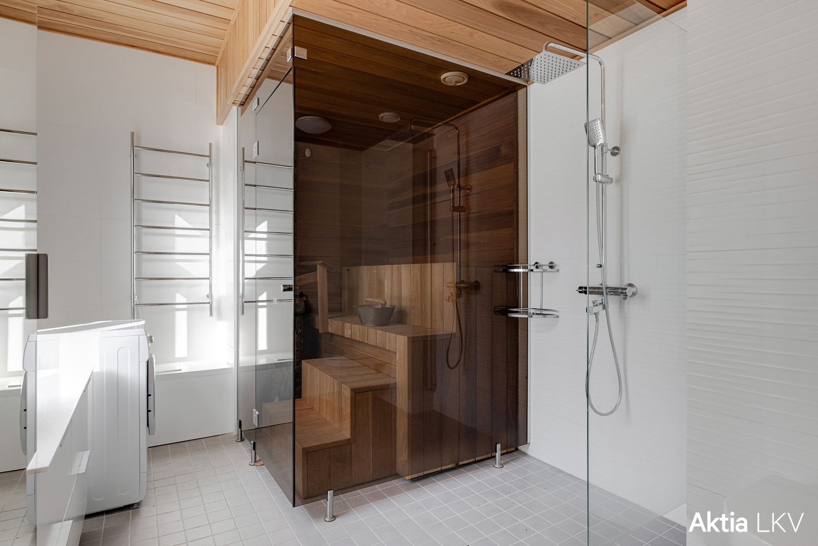 Alakerran uusittu, moderni kph/sauna. Kuvan vasemmassa reunassa lavouari + hana (ei näy kuvassa).