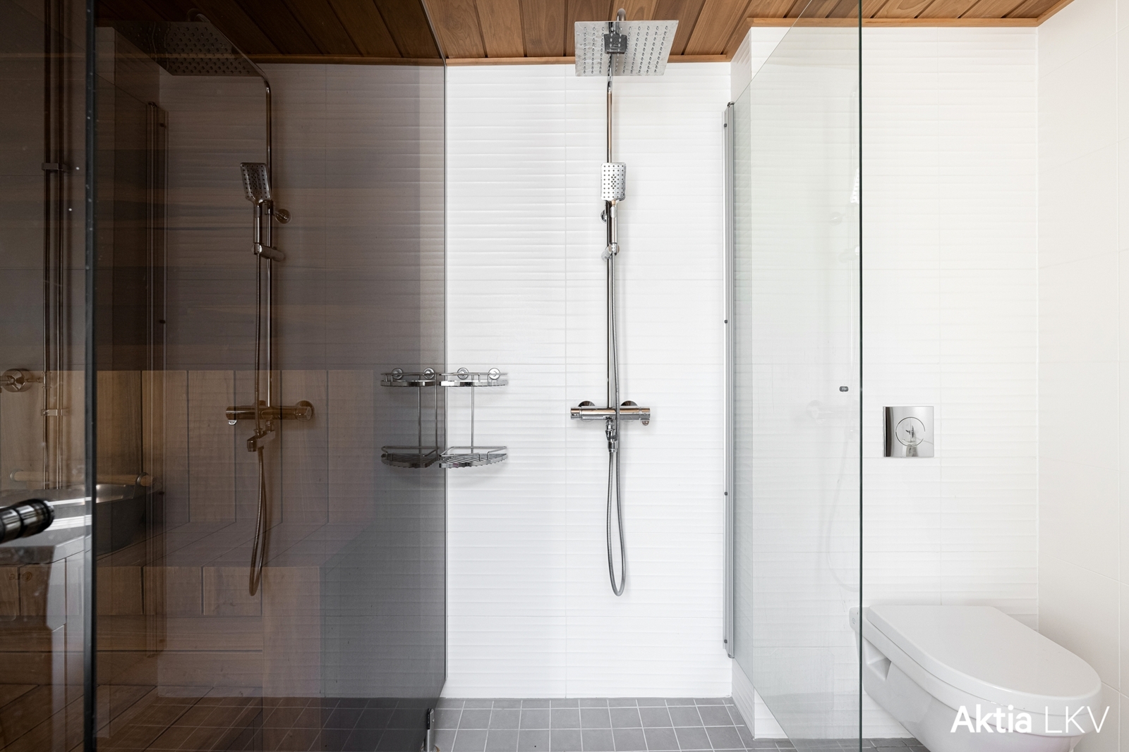 2 x suihkut "sadetoiminnolla" + seinään kiinnitetty wc.
