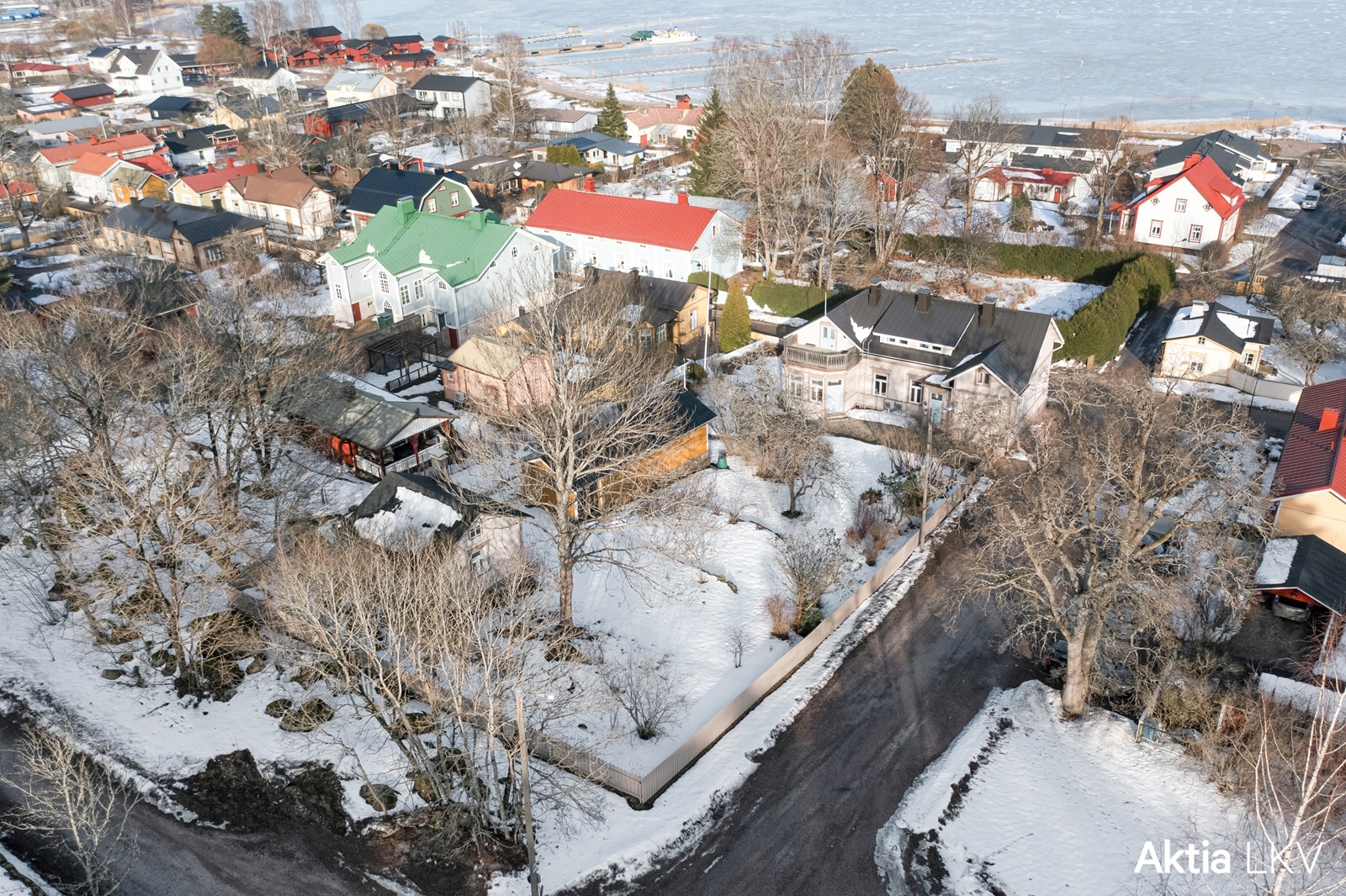 Tässä koko kiinteistö koko komeudessa.