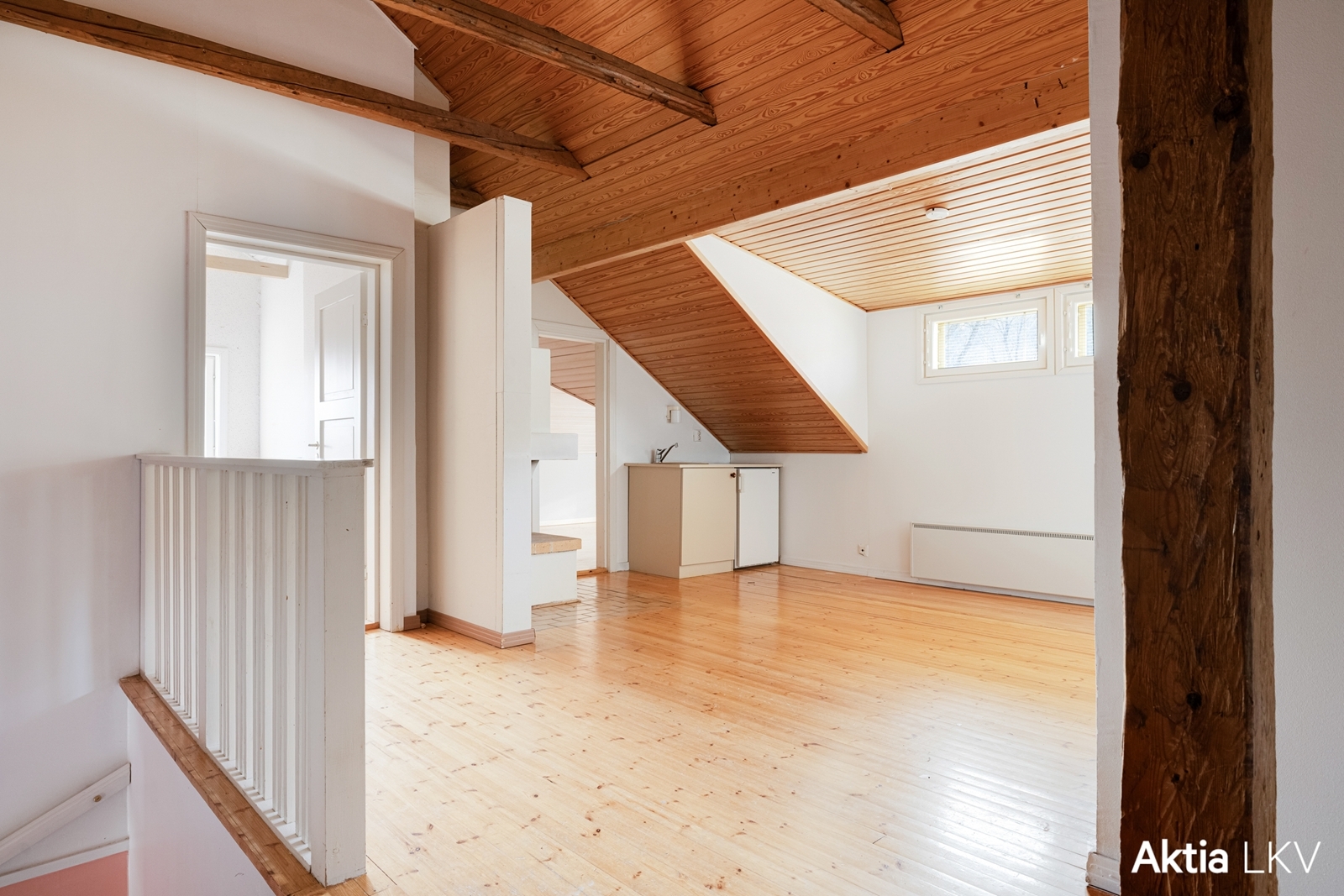 Vanhan talon alkuperäiset kattopalkit kauniisti esillä.