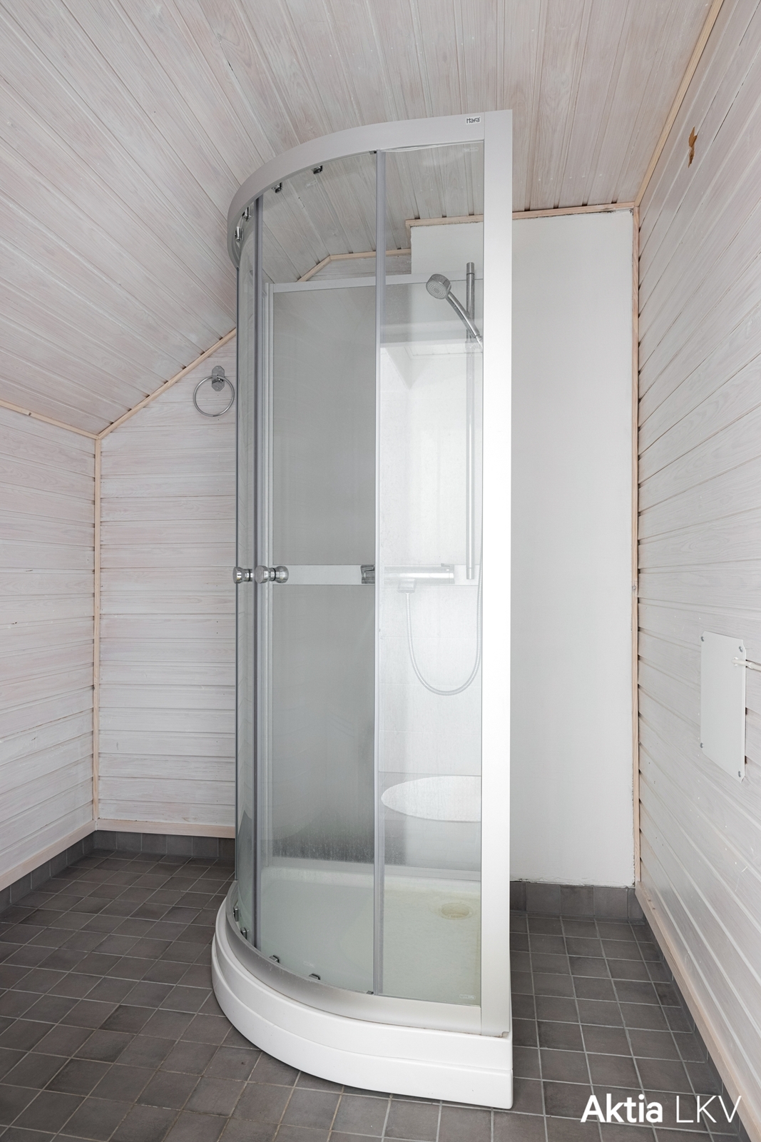 Poistetun yläkerran saunatilan suihkukaappi.