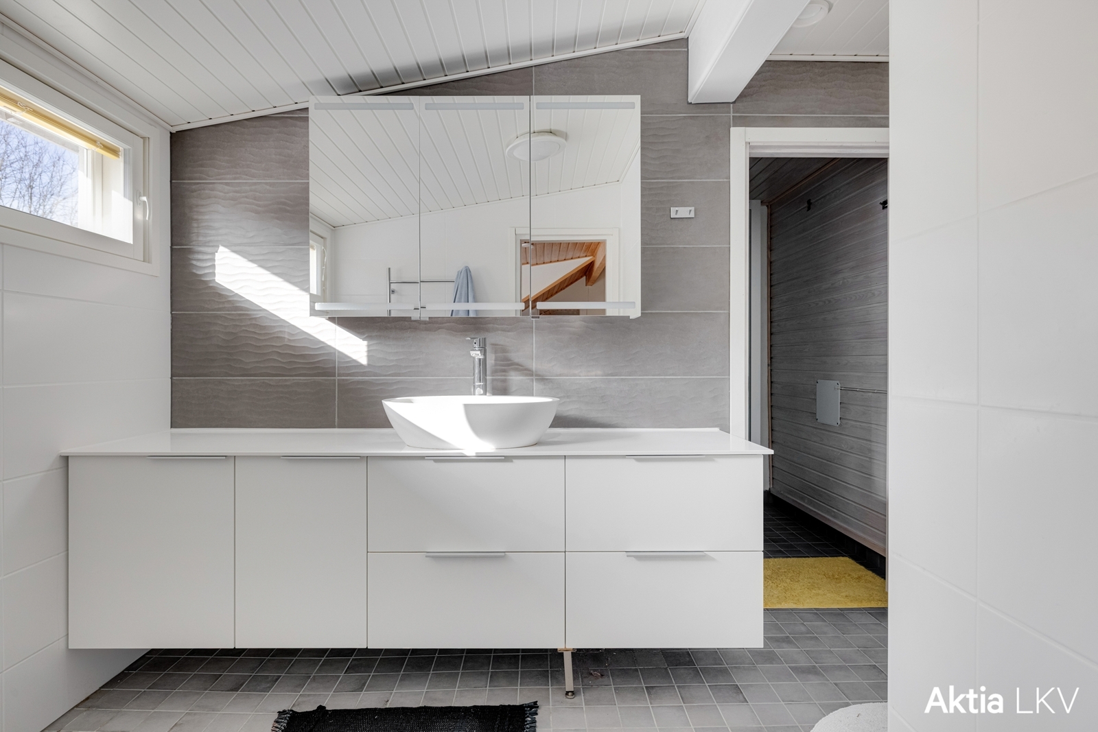 Yläkerran uusittu, moderni kph.