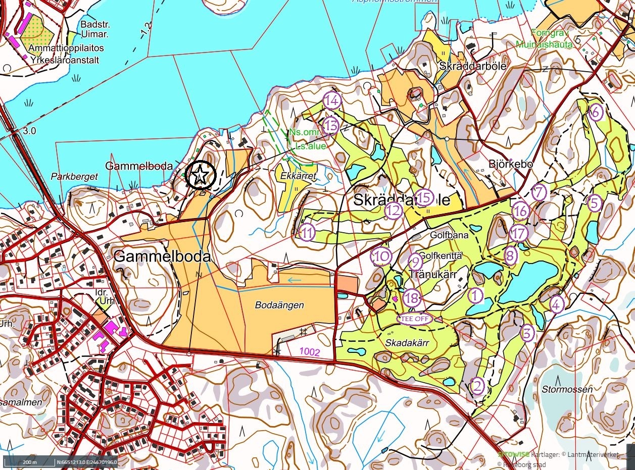 Sijainti Dragsvikin lahden eteläpuolella Eke-Golf golfkentän luoteispuolella