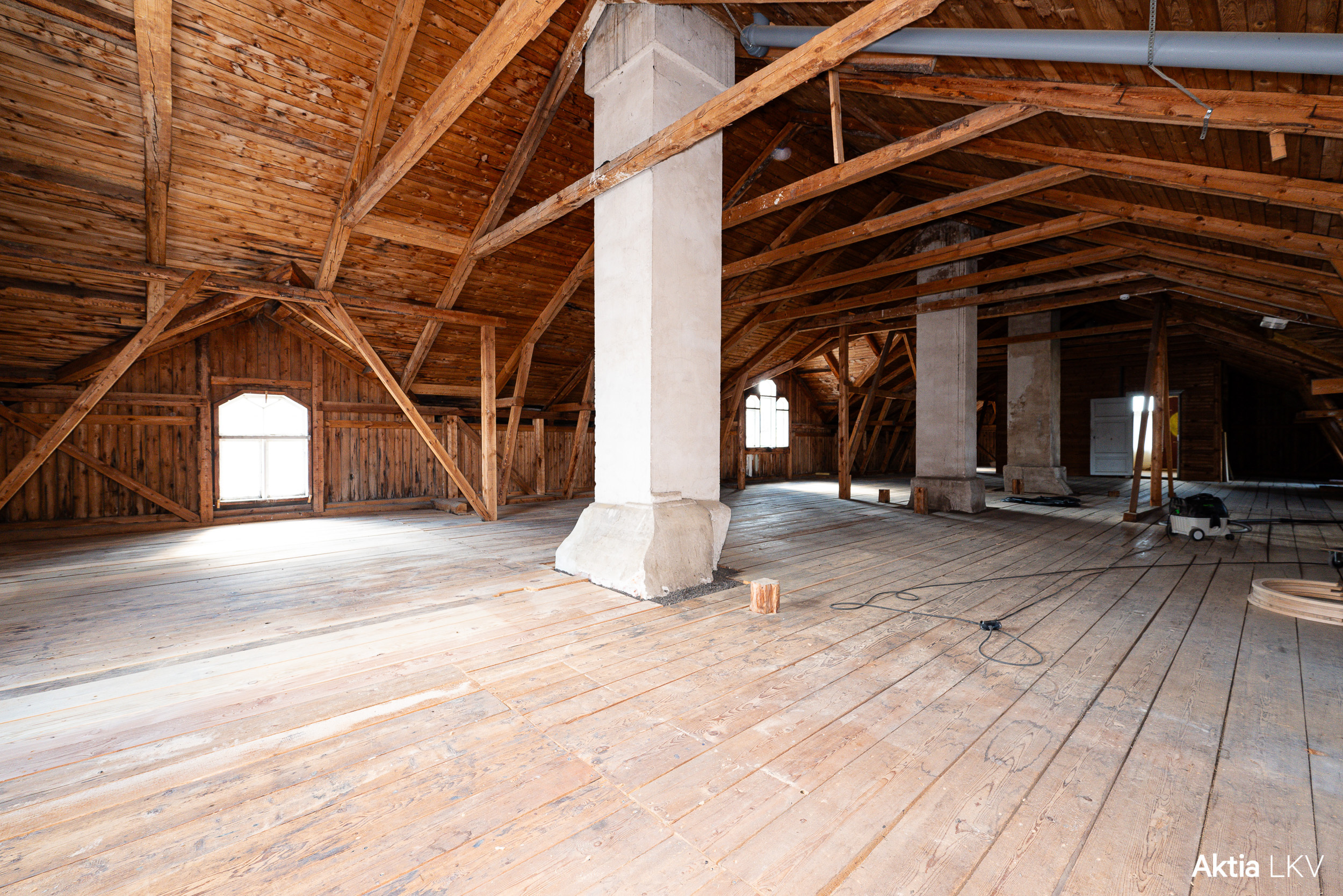 Reilunkokoinen ullakkotila