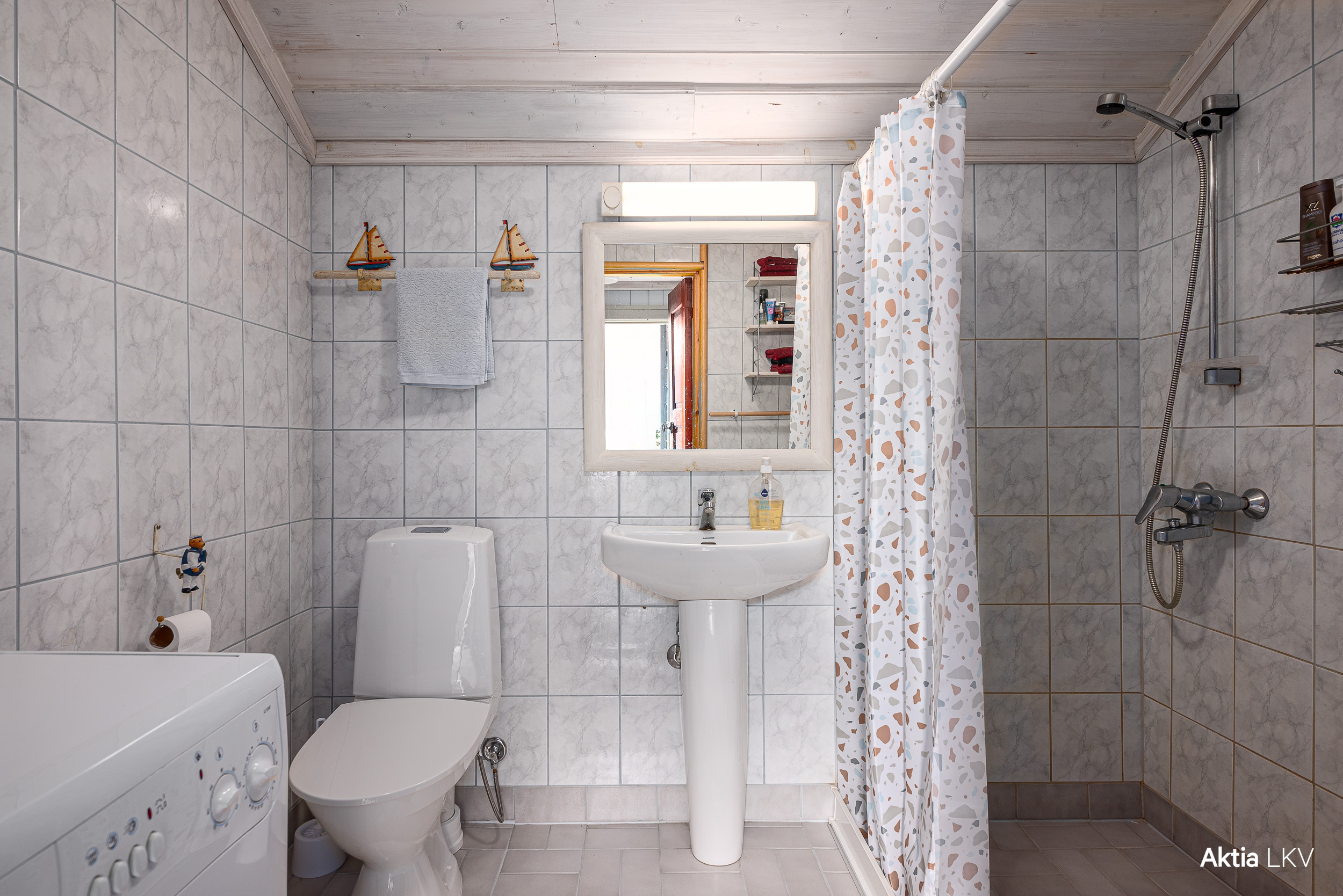 Talousrakennuksen kylpyhuone