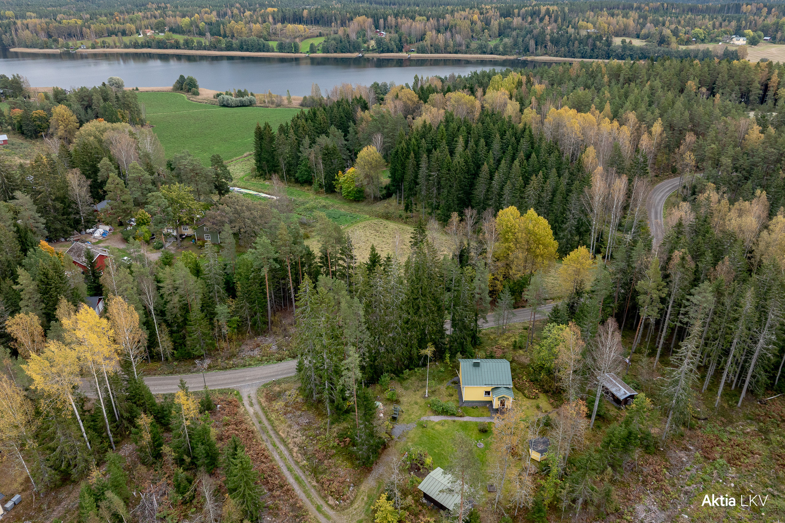 Gennarbyviken niminen lahti aivan kohteen tuntumassa