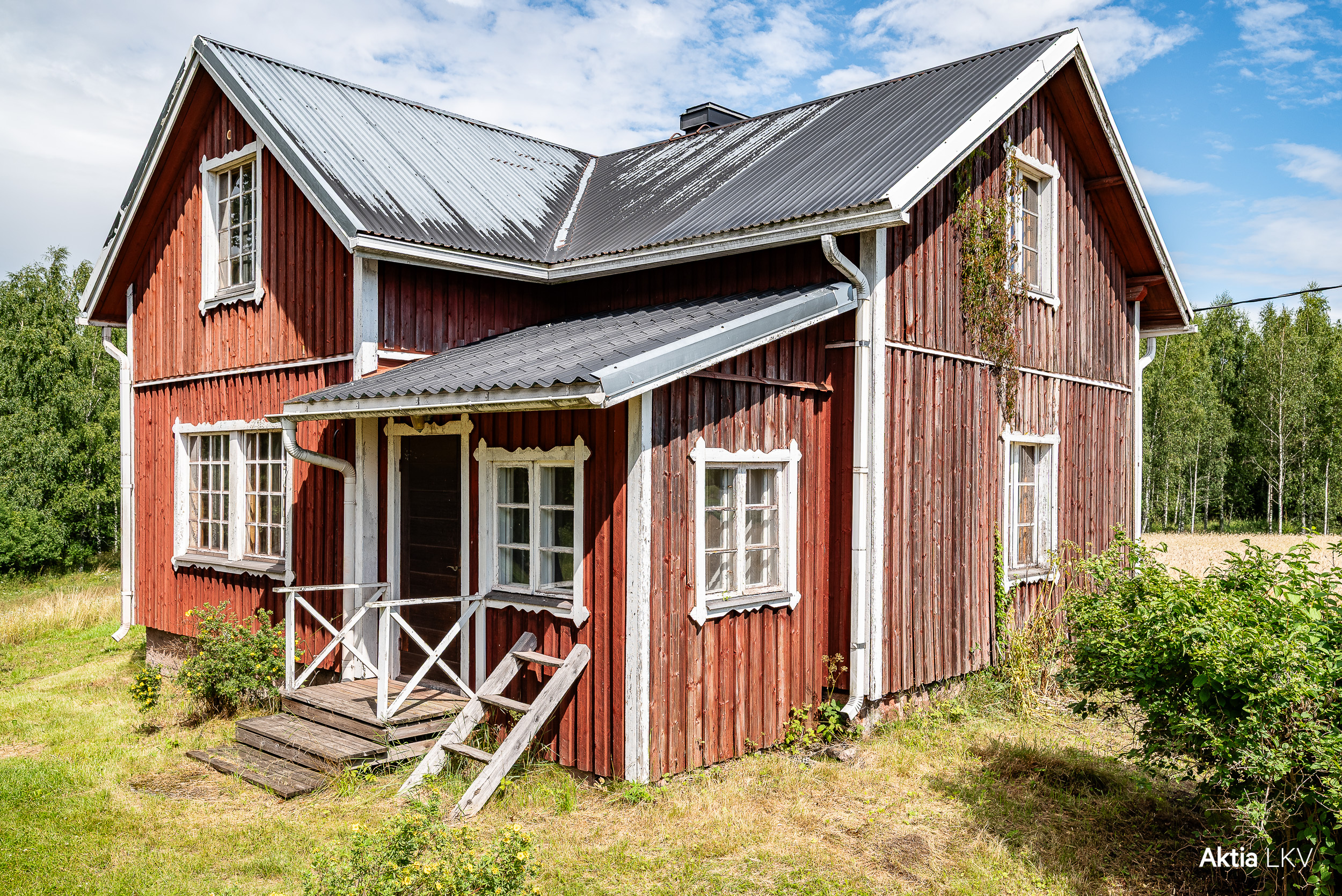 Purkukuntoinen vanha asuinrakennus