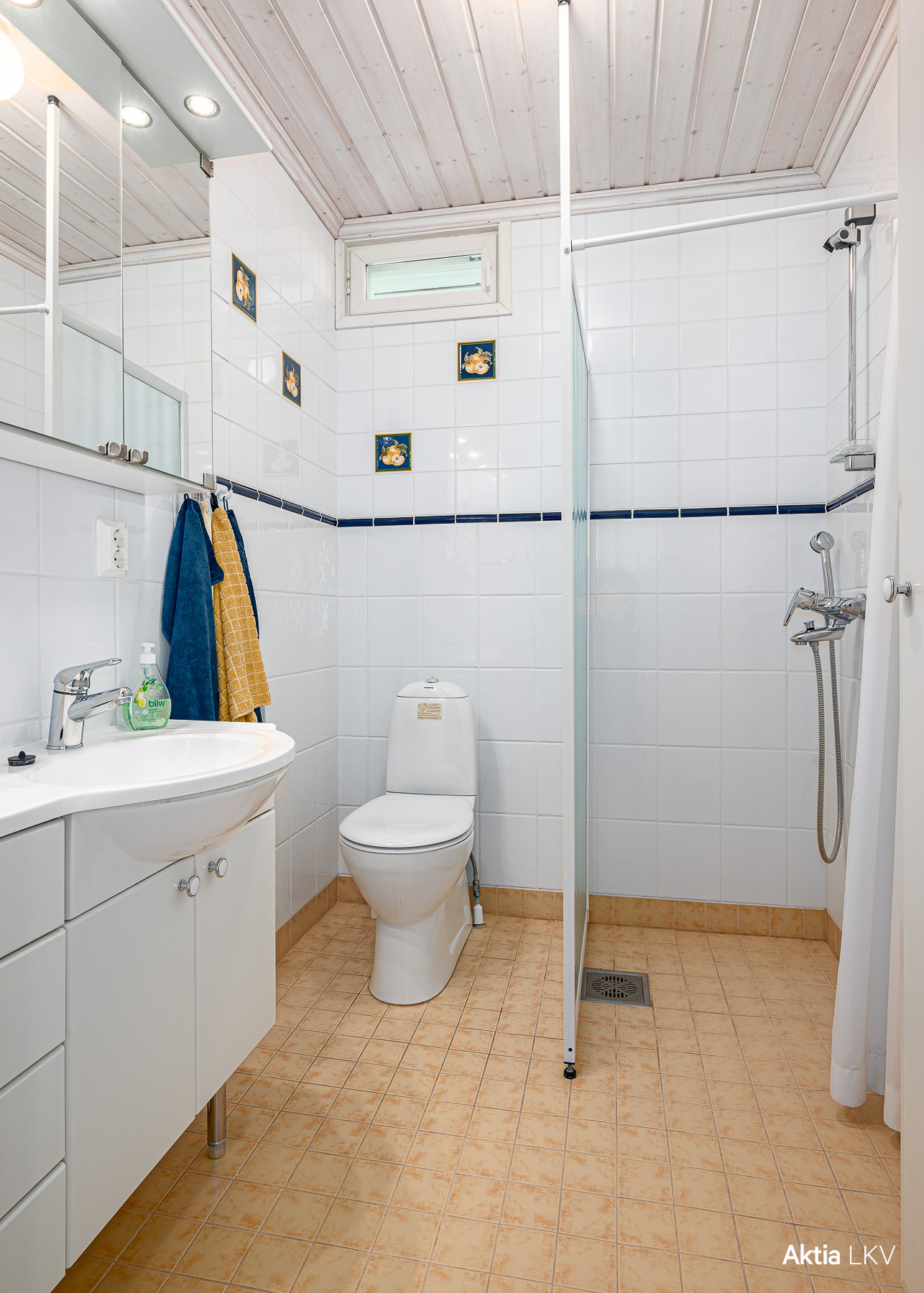 Yläkerran wc/kylpyhuone