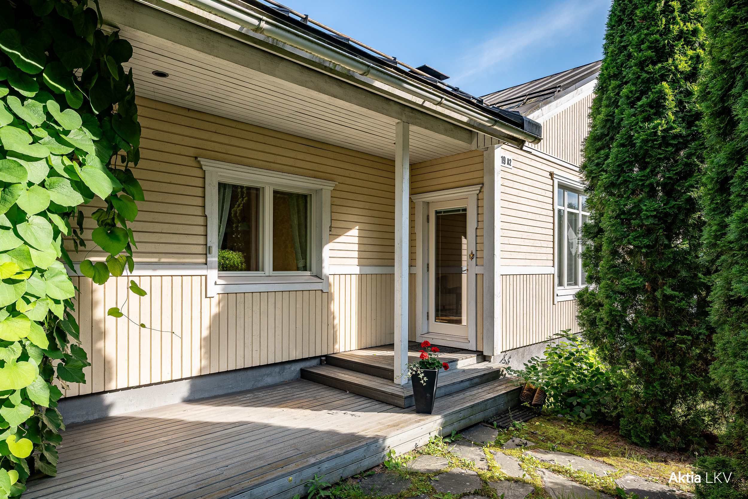 Sisäänkäynti kadun puolelta