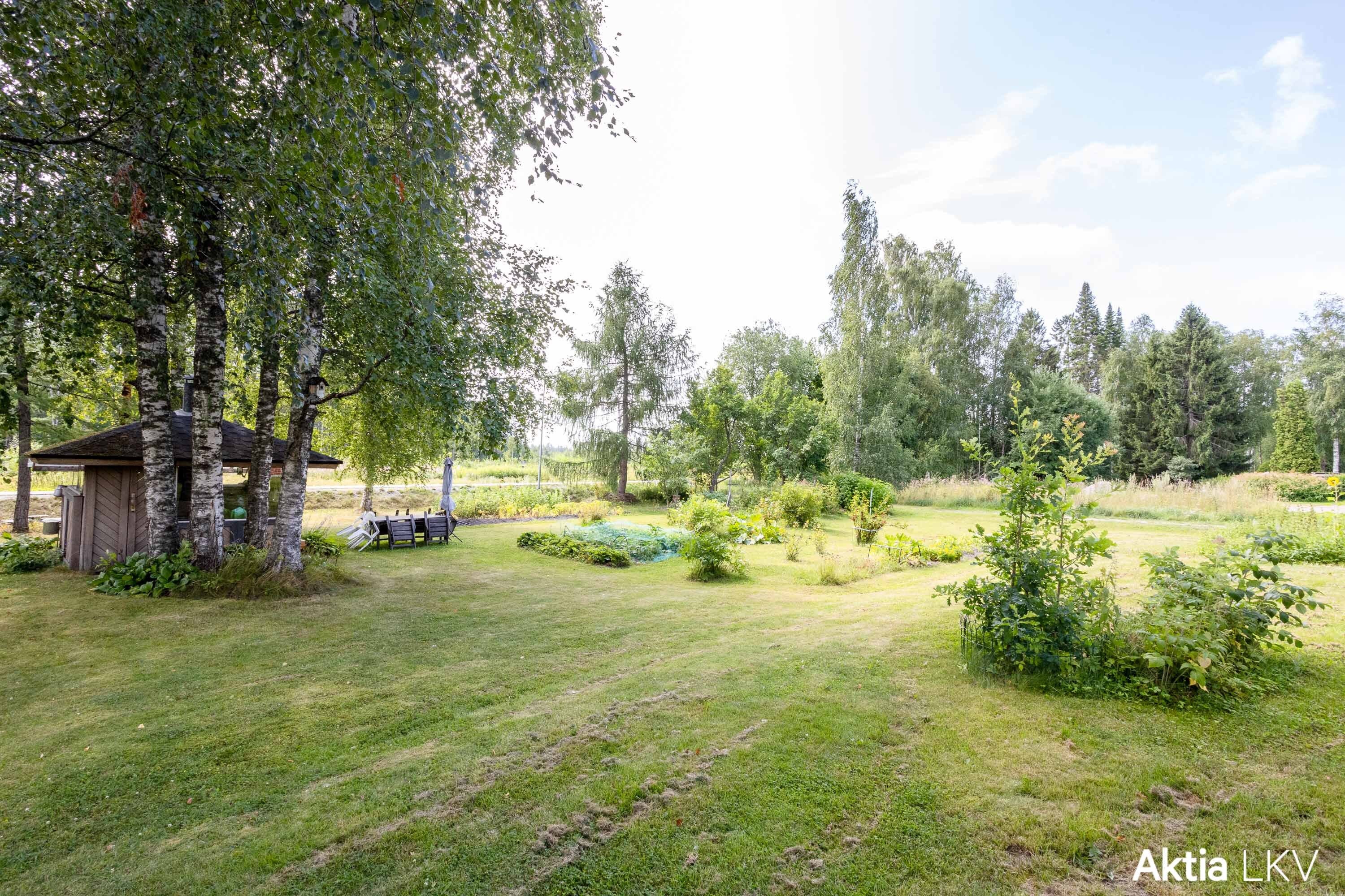 Taloyhtiöllä grillikatos sekä kasvimaa