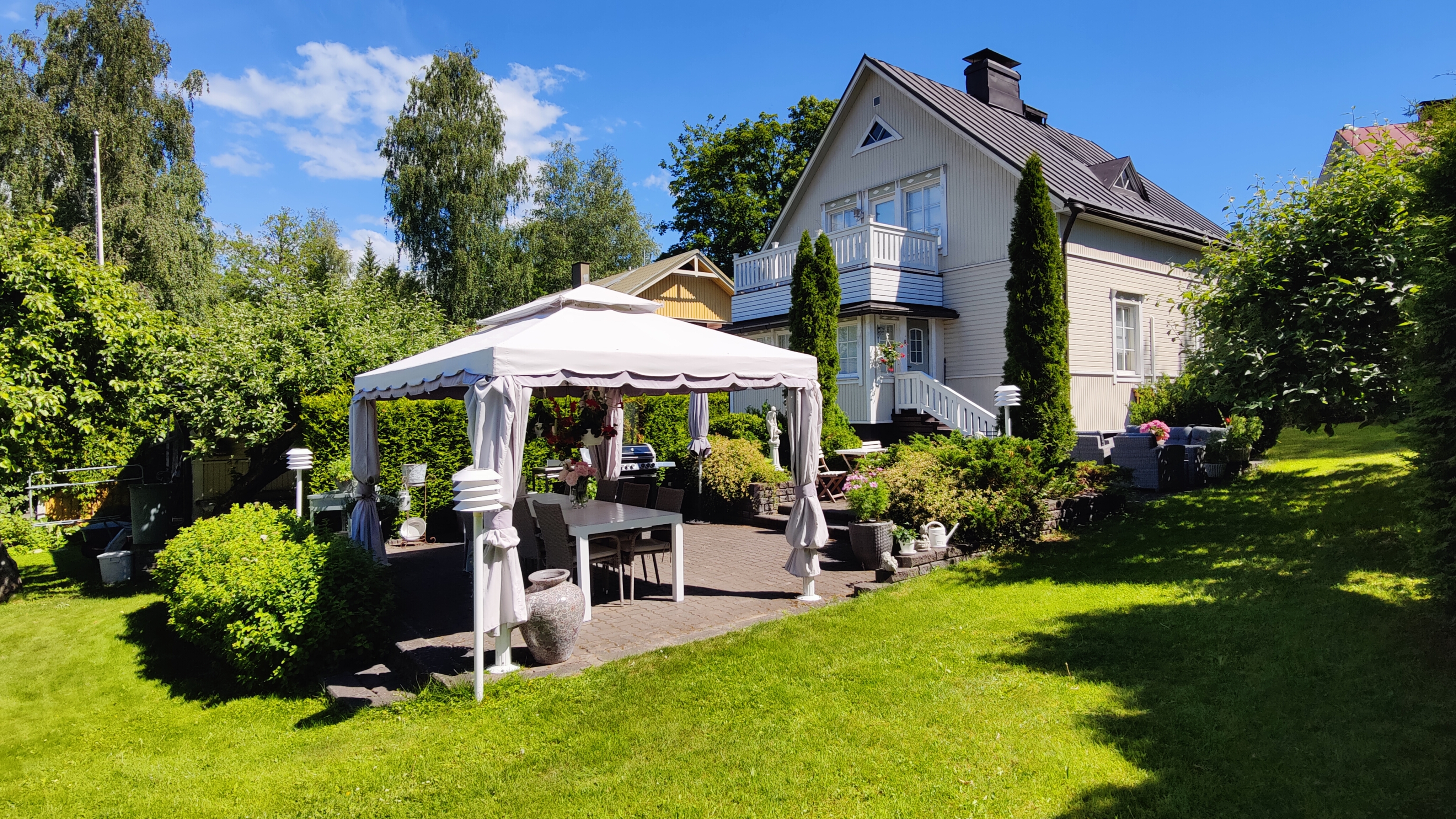 Myyjän ottamat kesäkuvat ihanasta puutarhasta