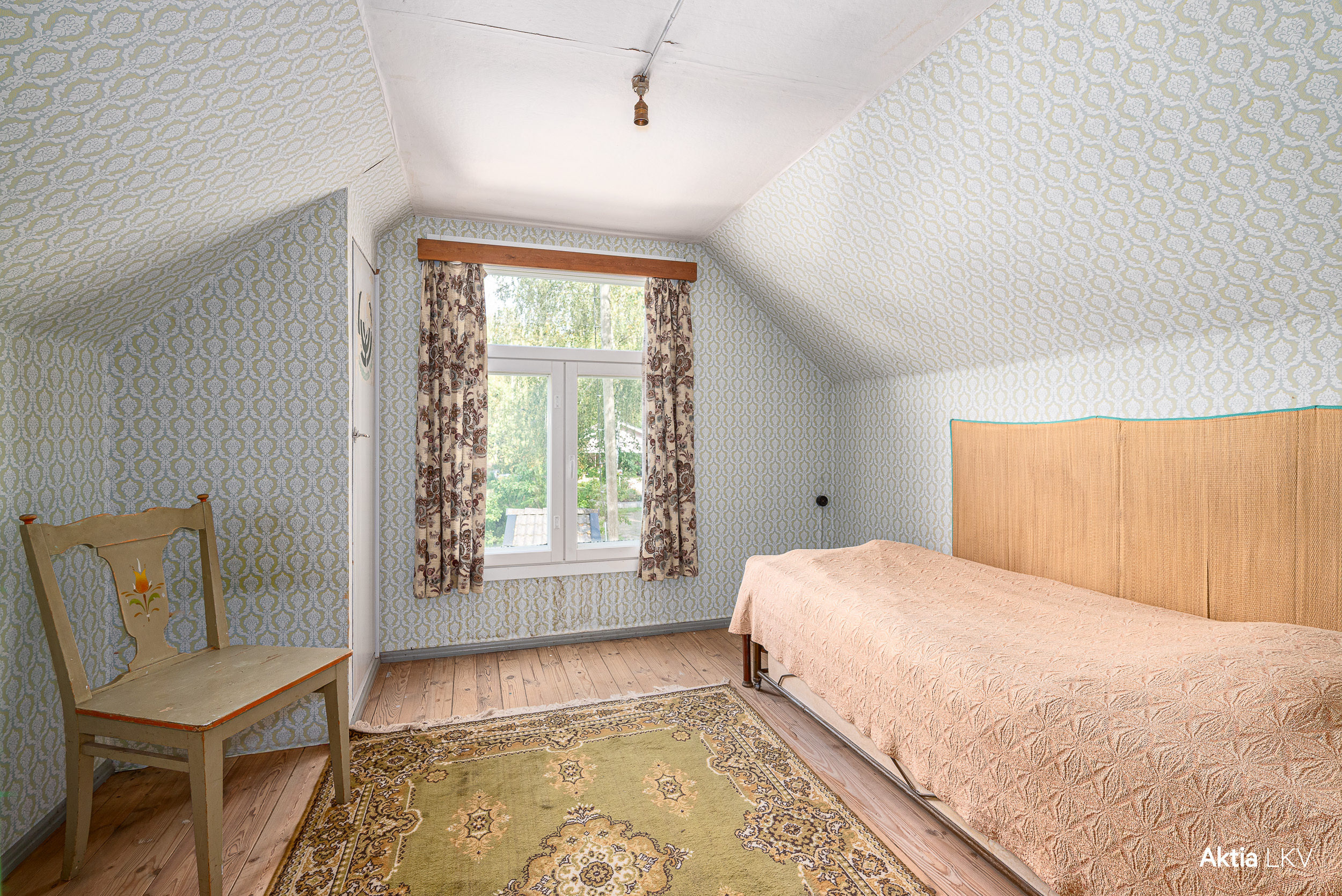 Yläkerran toinen huone