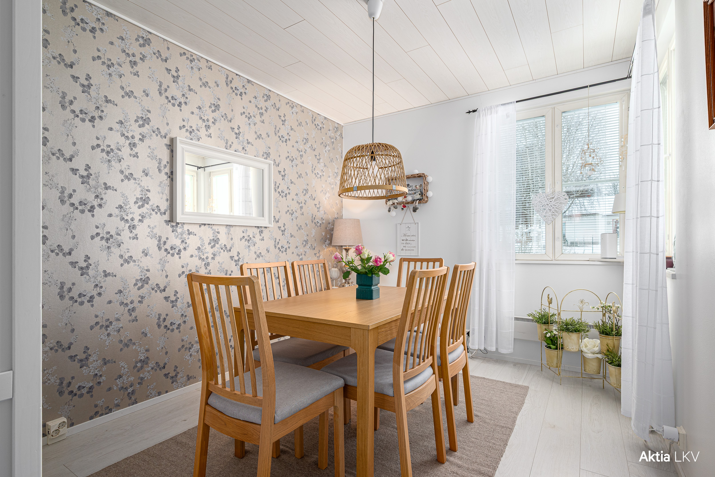 Ruokailutila/makuuhuone