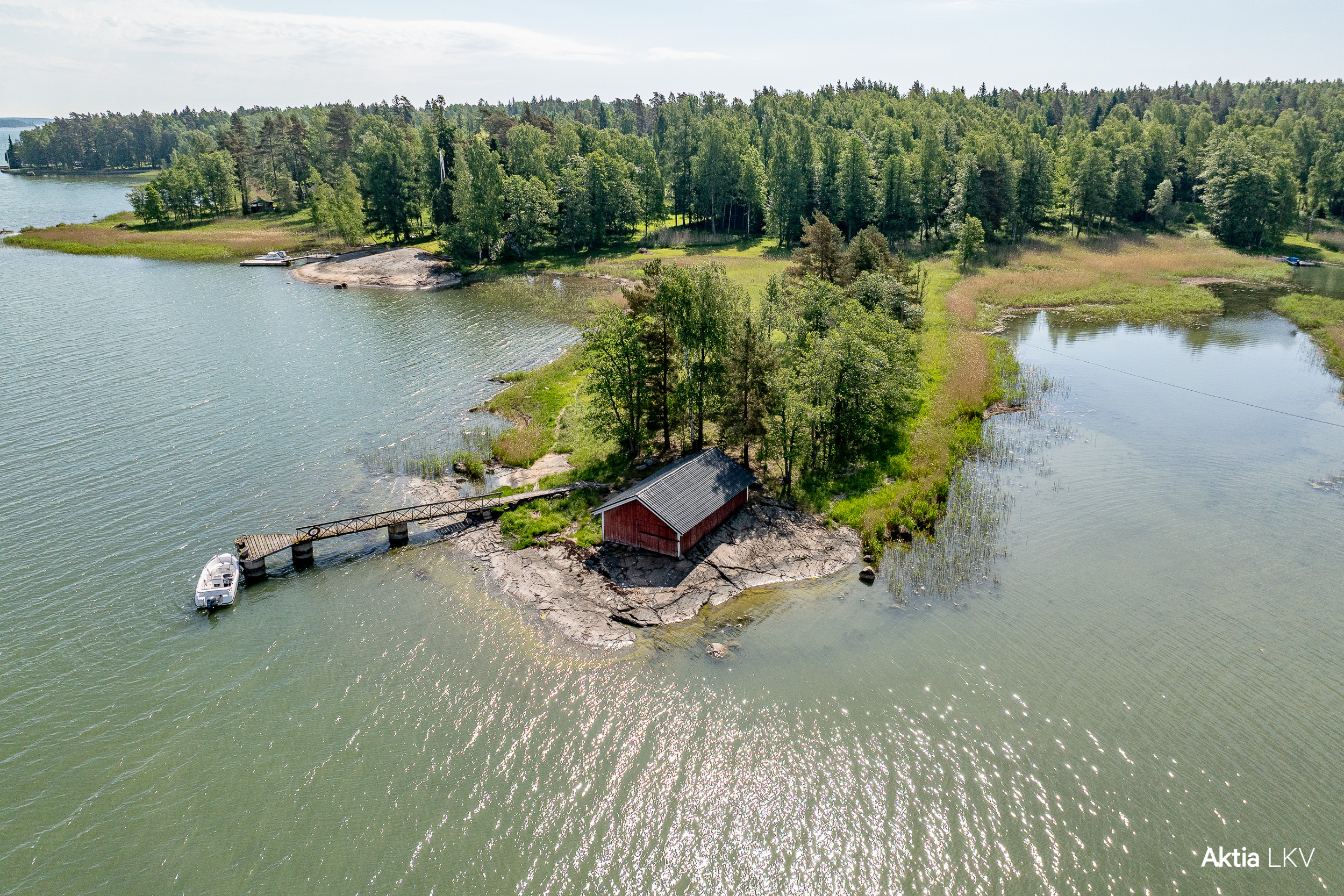 Yhteisrannan laituri ja vaja