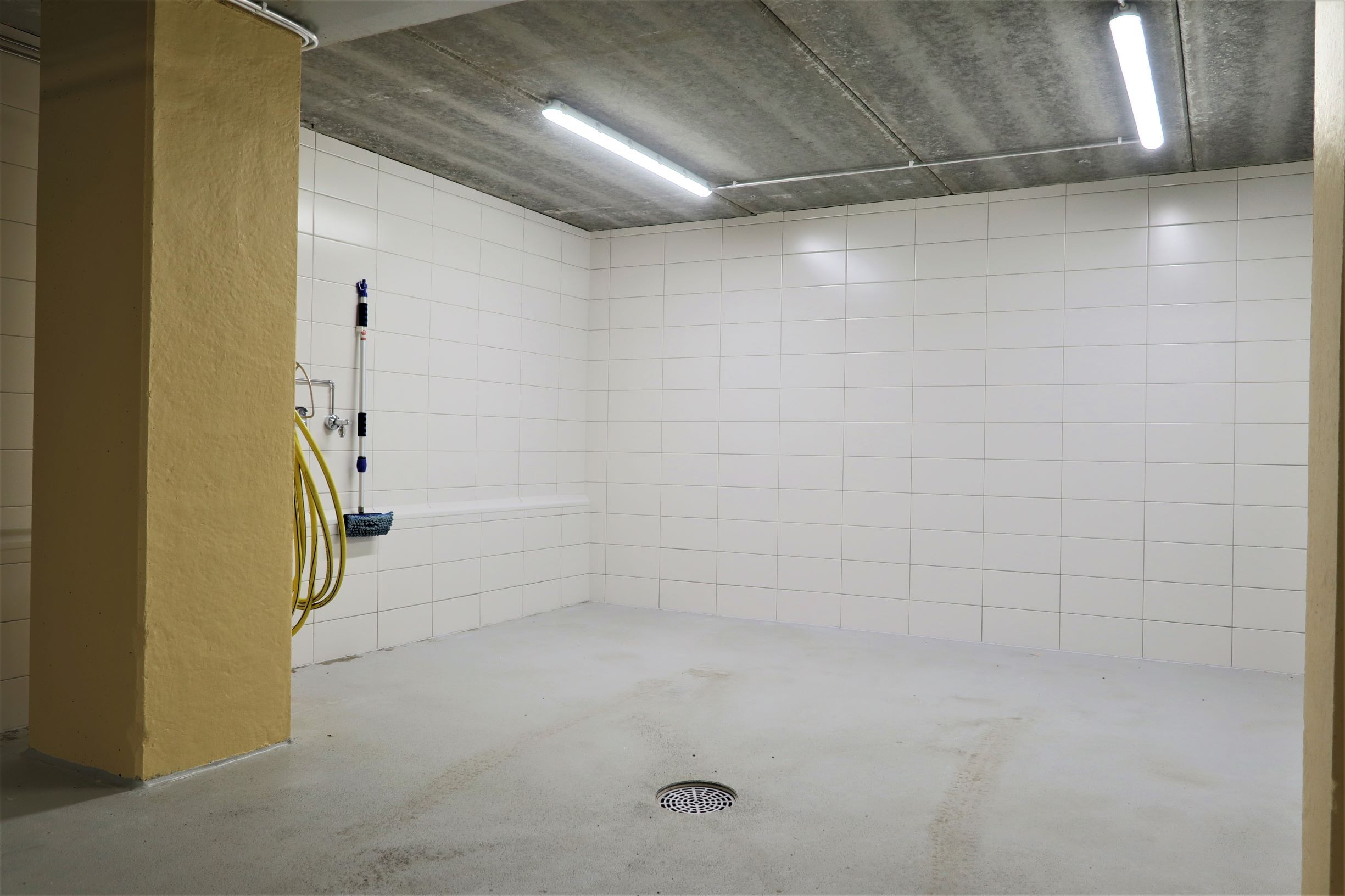 Biltvätt i hallen - Pesupaikka autohallissa