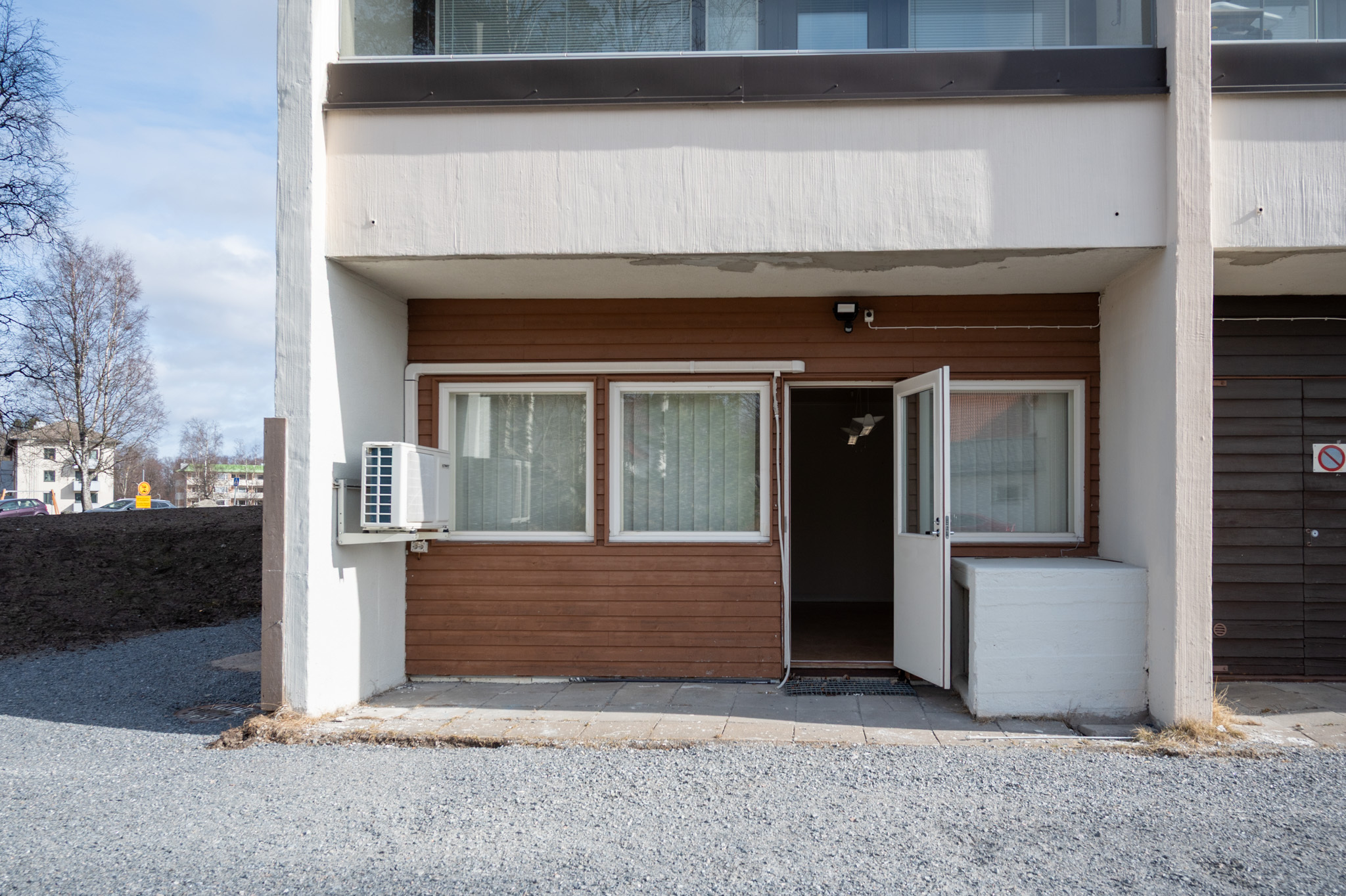 Ingång även från baksidan - Sisäänkäynti myös takapihalta