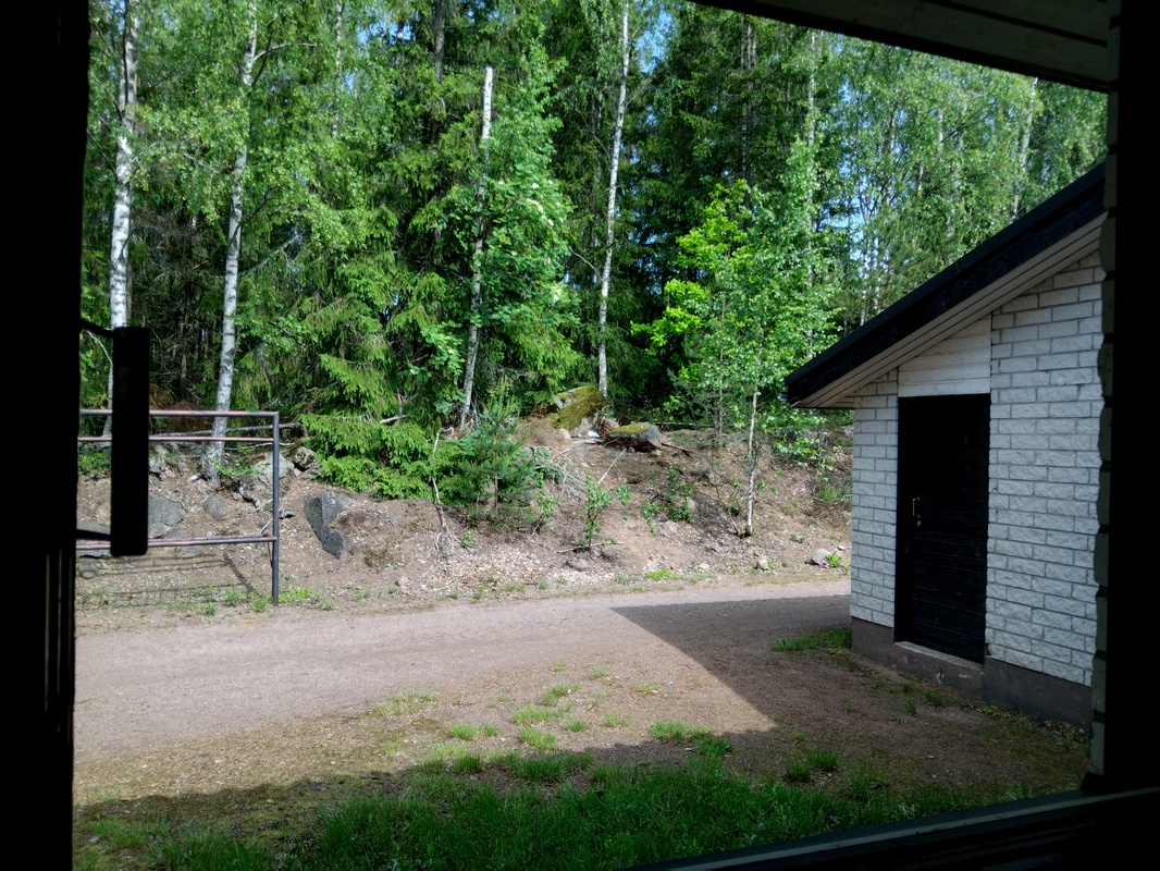 Näkymä sisäpihan puoleen makuuhuoneen ikkunasta