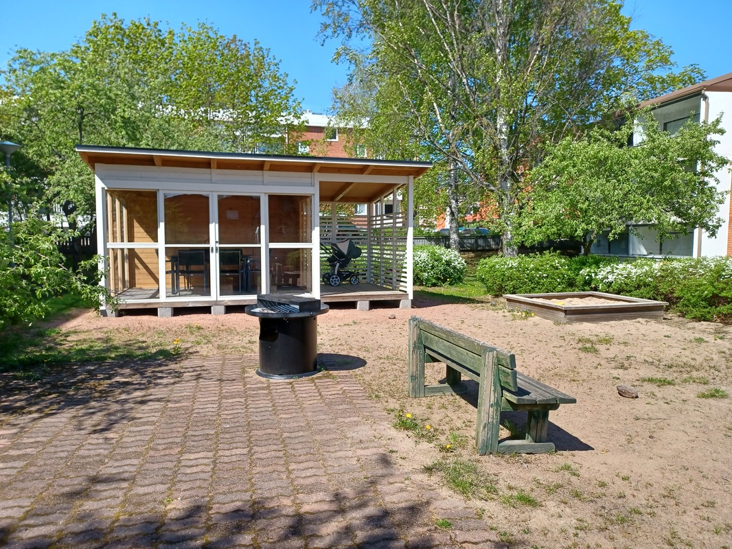 Pihamaja ja grilli asukkaiden käytössä