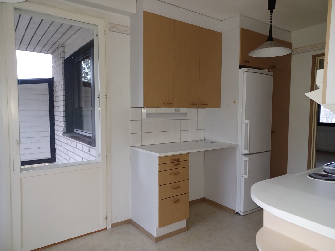Keittiö, käynti terassille