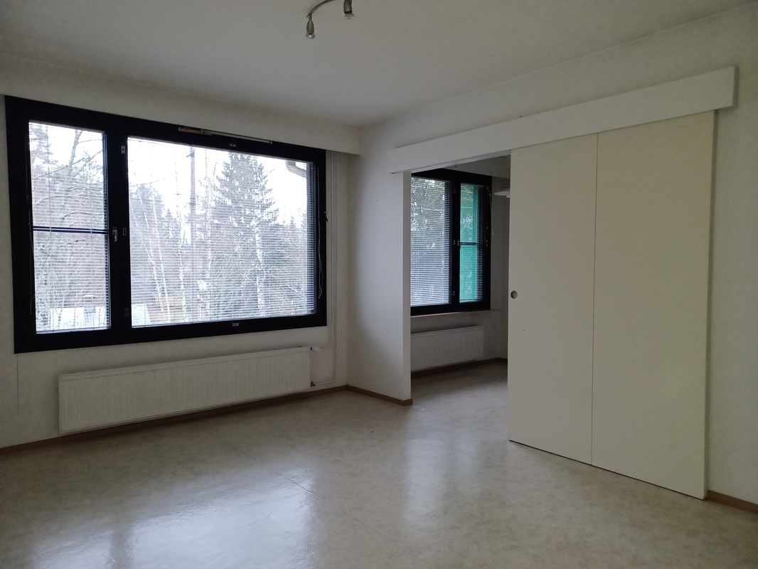 Olohuone, ikkunat sisäpihan puoleen